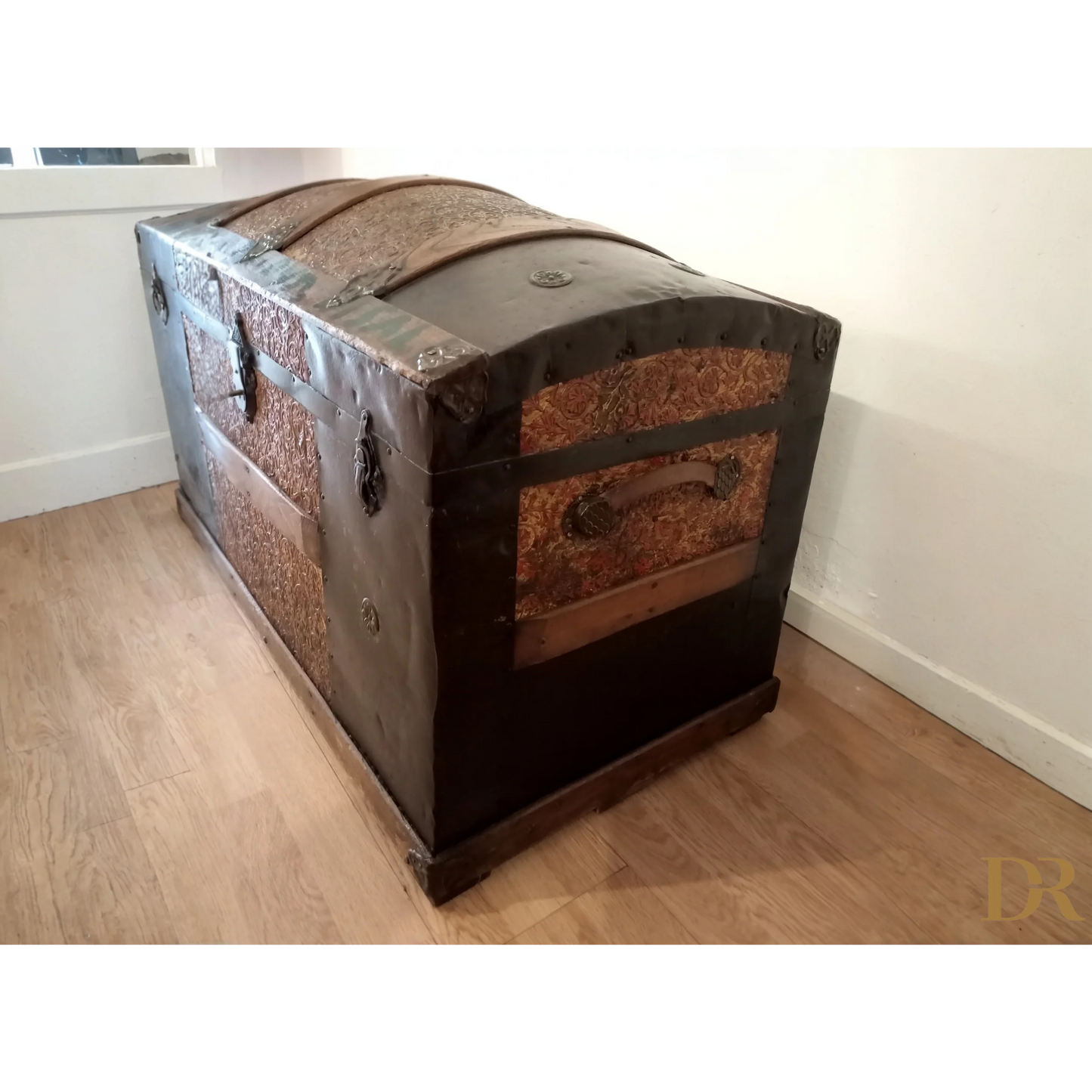 Antico baule bombato epoca 800 in legno e metallo con hardware vintage