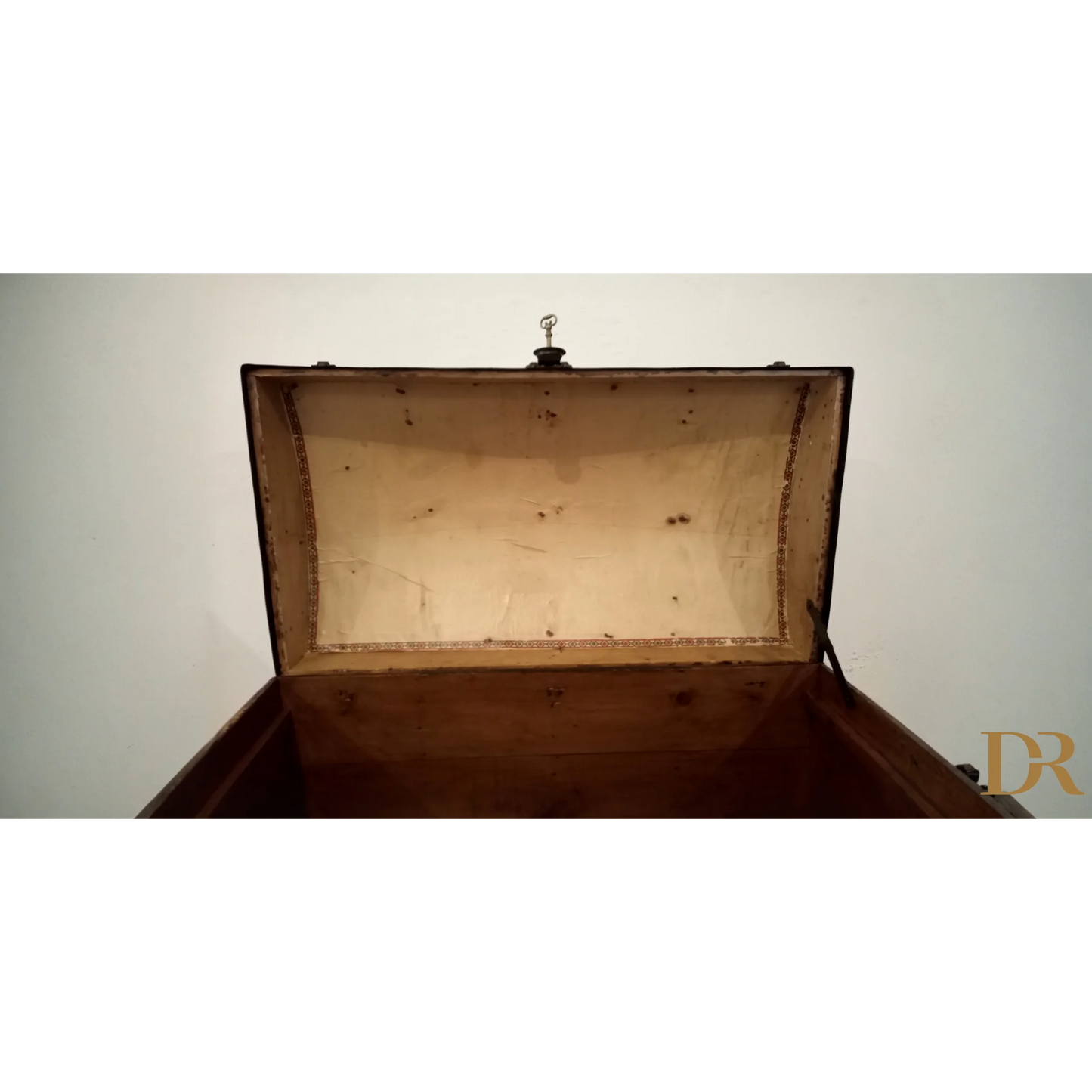 Open wooden chest with cream interior lining, Antico Baule Bombato epoca 800 forziere legno