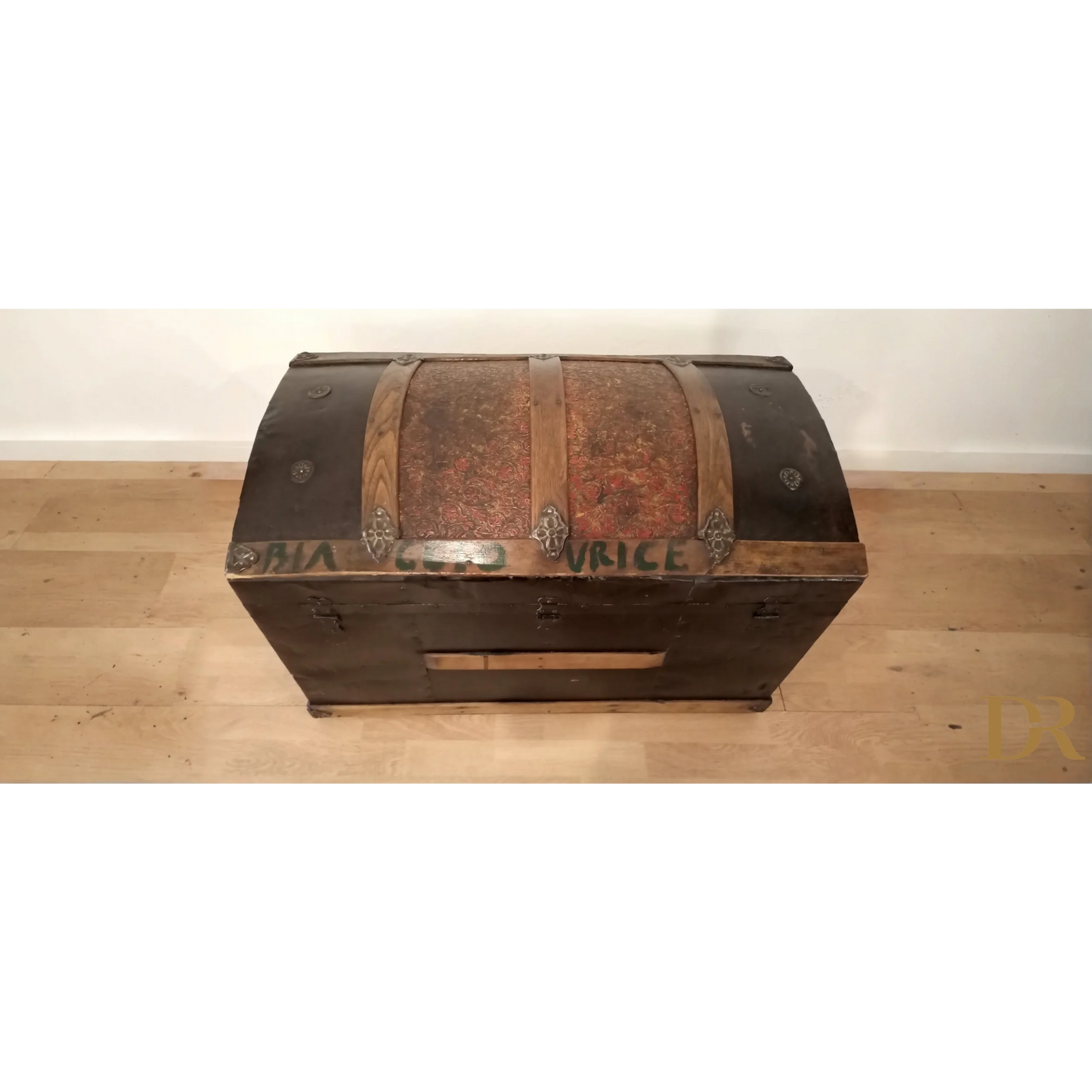 Antico baule bombato epoca 800 in legno e metallo con hardware decorativo restaurato