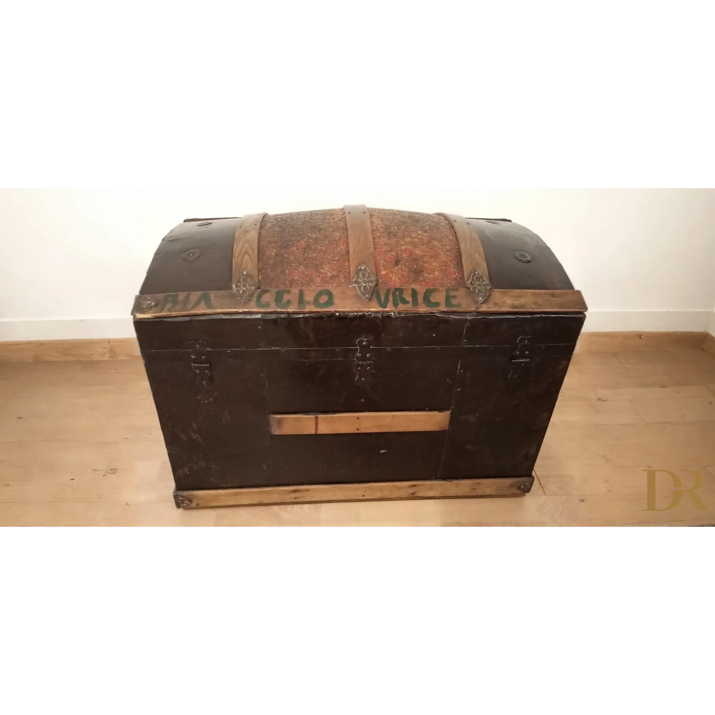 Antico baule bombato epoca 800 in legno e metallo con hardware vintage e cinghie in pelle
