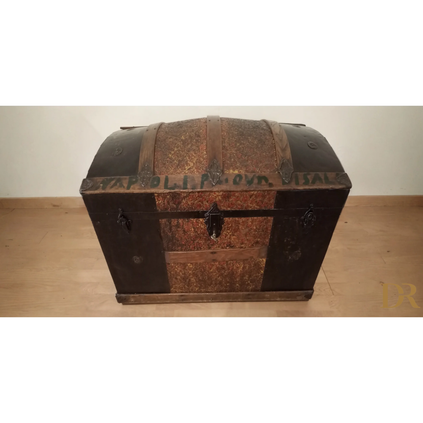 Antico baule bombato epoca 800, forziere legno e metallo con decorazioni vintage