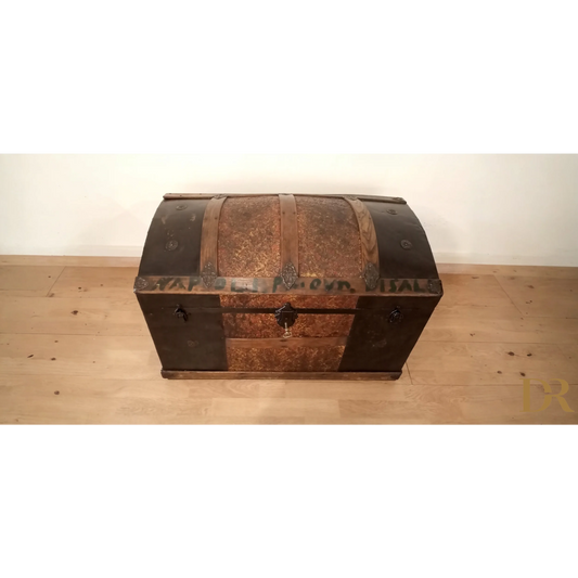 Antico baule bombato epoca 800 in legno e metallo con chiave, elegante forziere