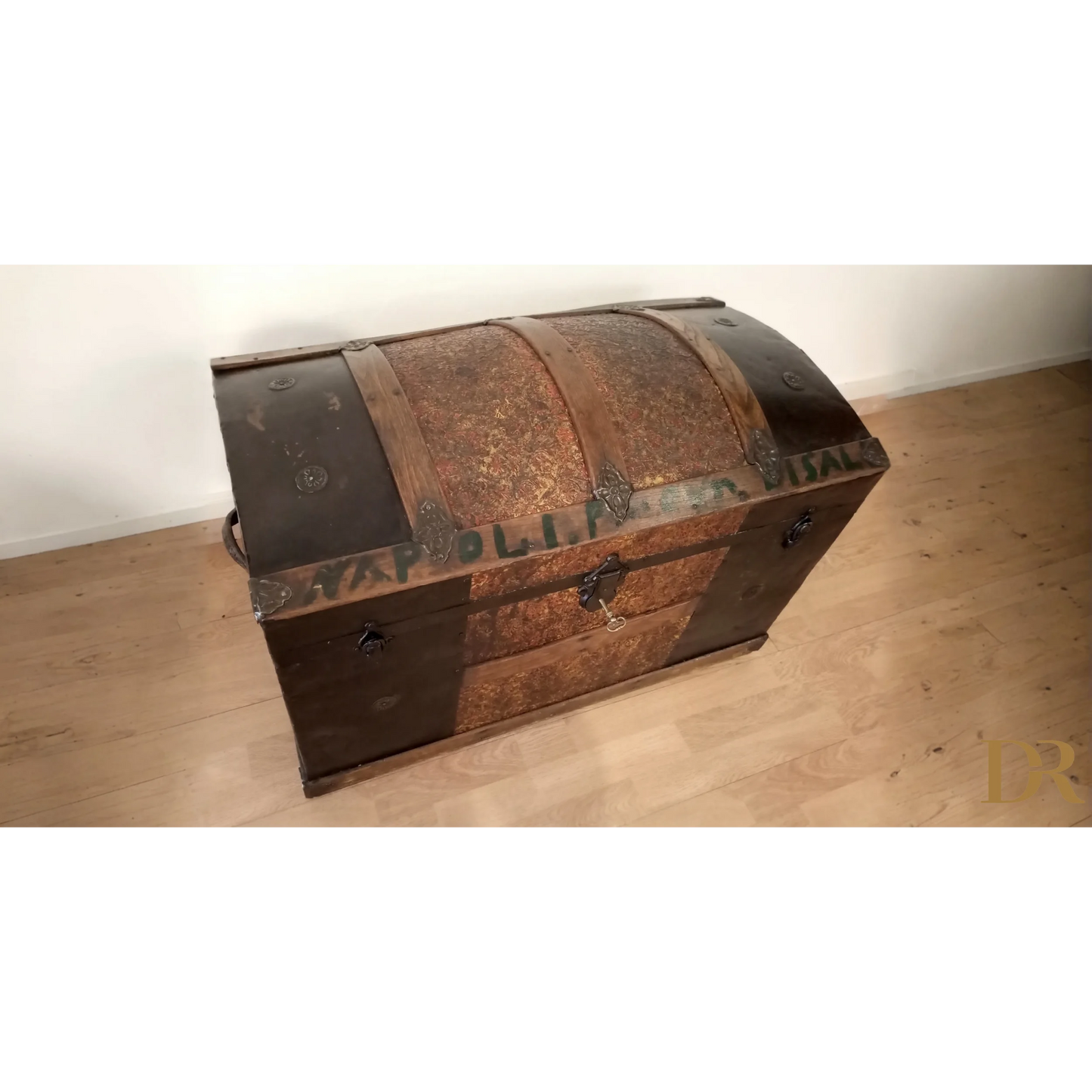 Antico baule bombato epoca 800 con dettagli decorativi in legno e metallo restaurato