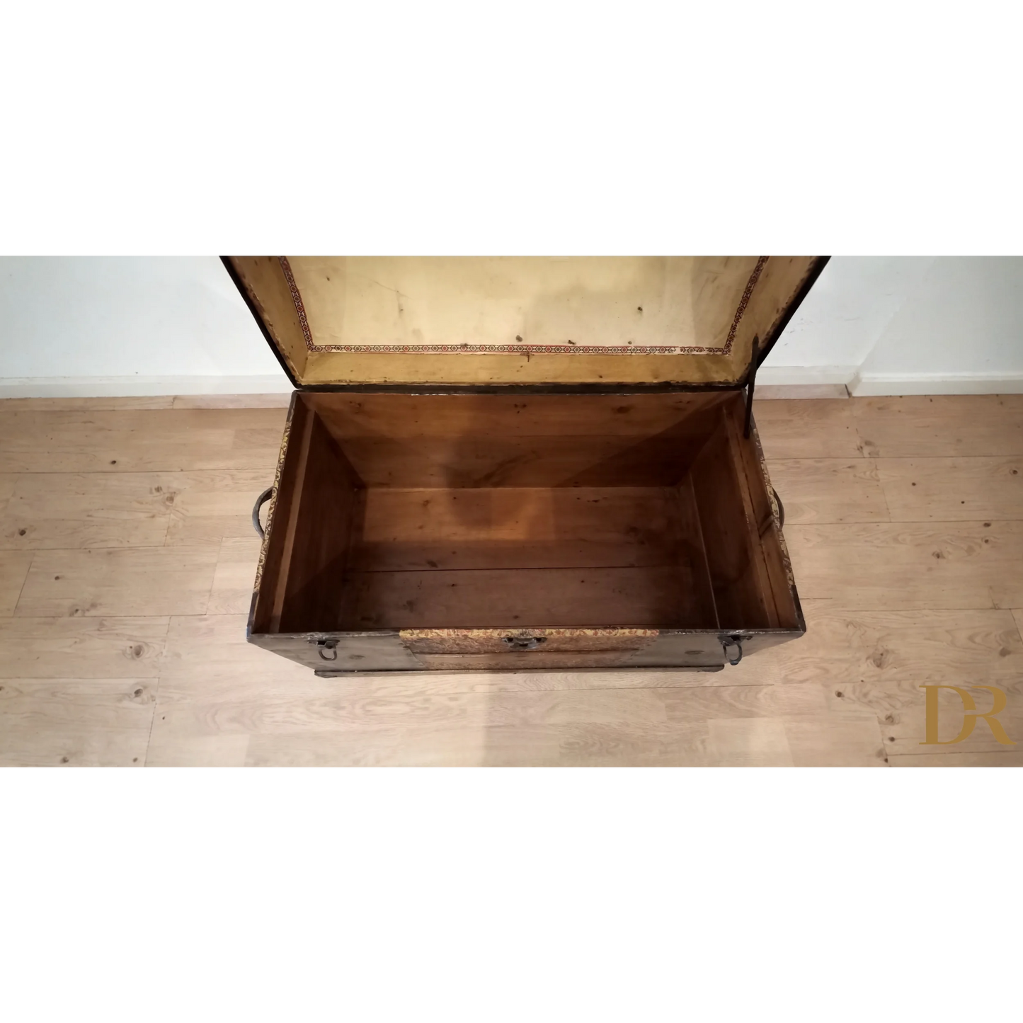 Antico baule bombato epoca 800 in legno e metallo, elegante e restaurato