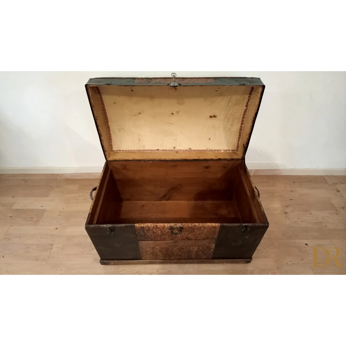 Antico baule bombato epoca 800 con angoli metallici, forziere in legno e metallo
