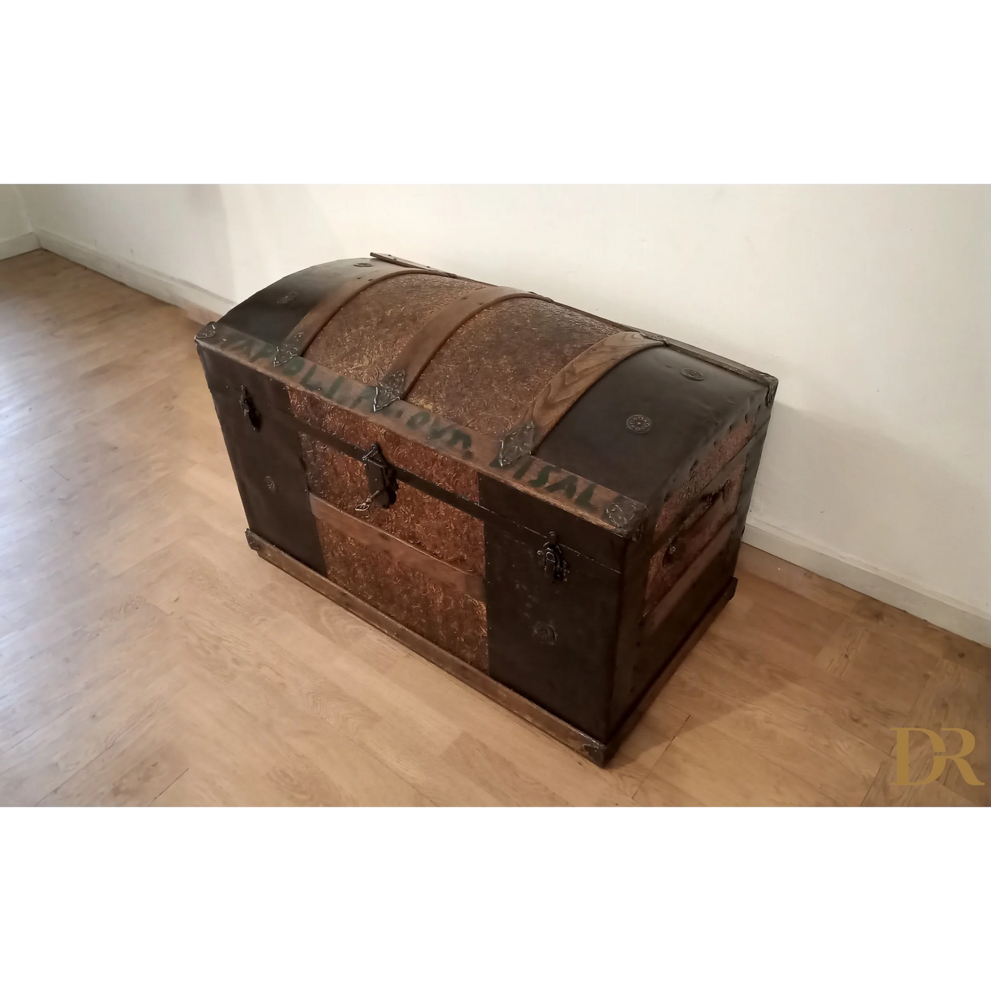 Antico baule bombato epoca 800 in legno e metallo con decorazioni embossed