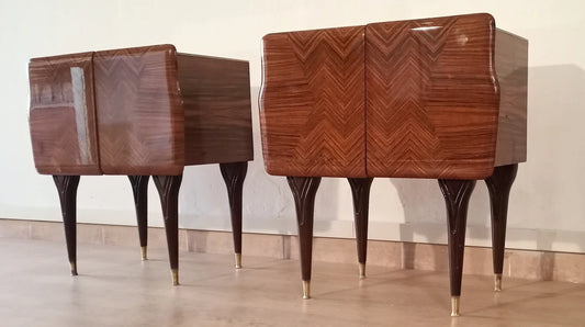 Two mid-century Italian bedside tables in brown wood with tapered legs and brass details, high-end Italian design