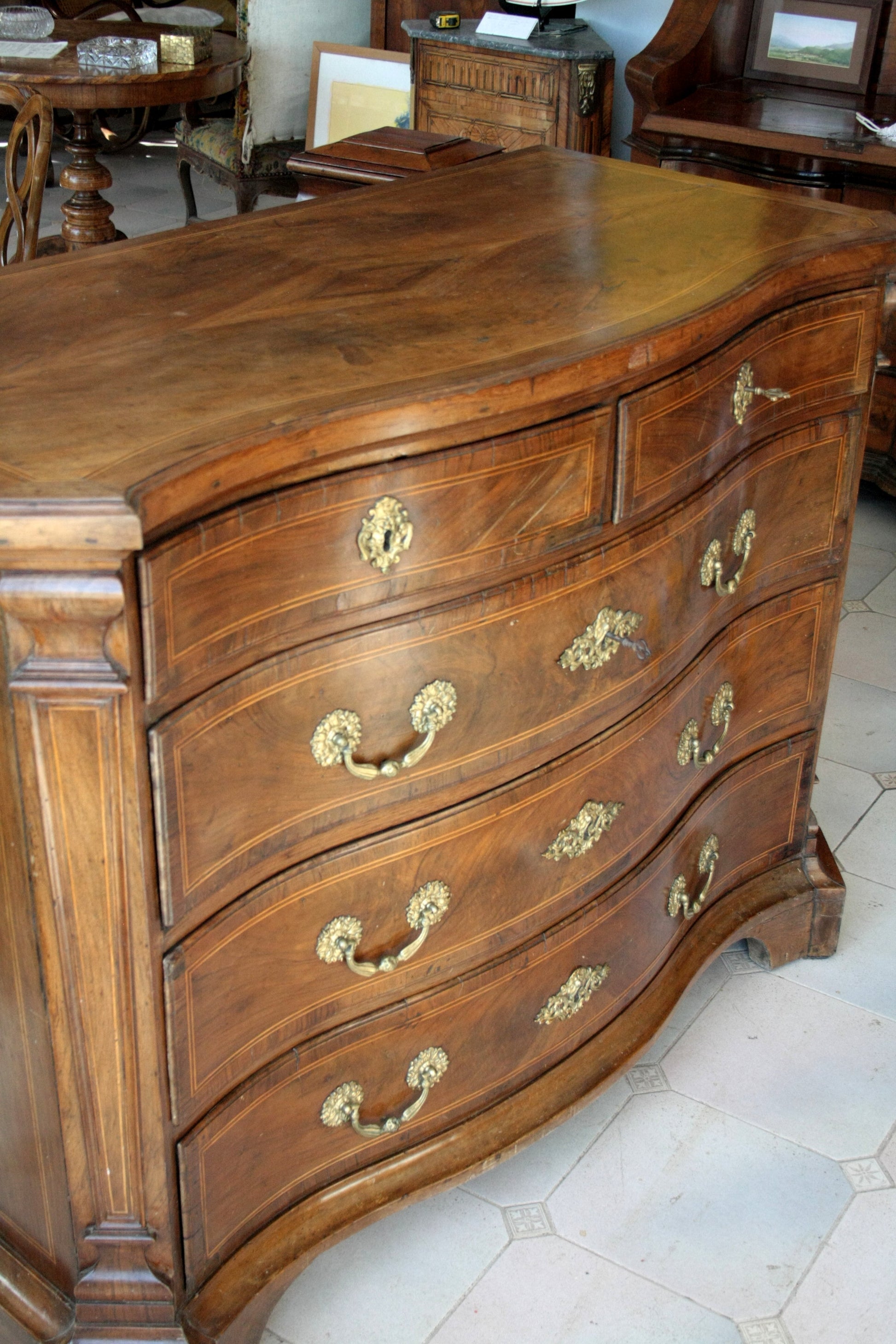 Alt text: Mobile vintage bombe cassapanca in legno antico con hardware in ottone, perfetta per la casa e il design