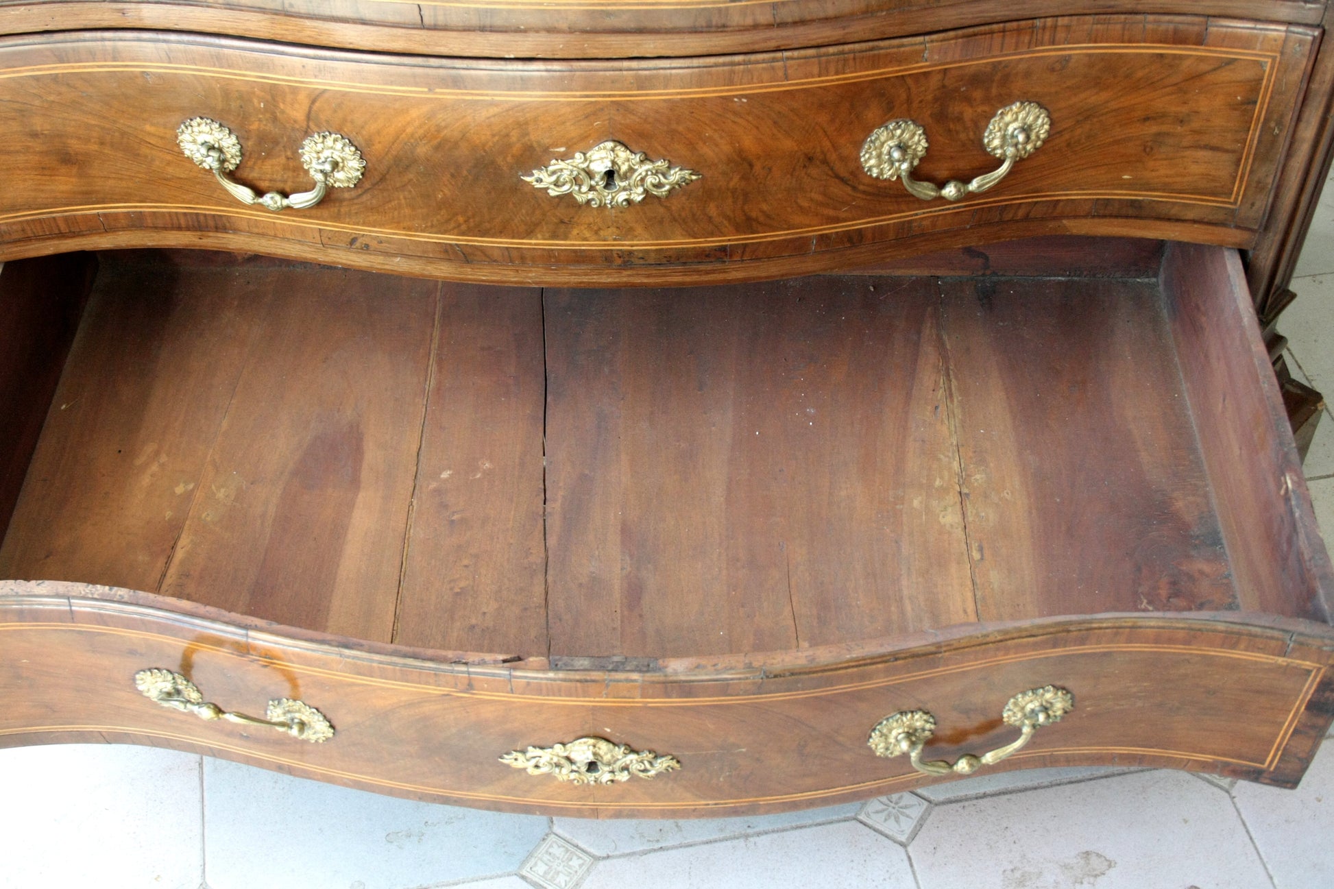 Armadio antico in stile vintage Canterano con design elegante e dettagli in legno casa