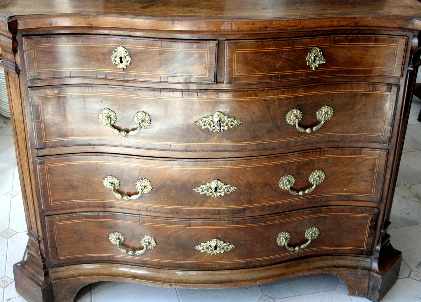 Antico comò in legno con maniglie in ottone, perfetto per il design vintage casa