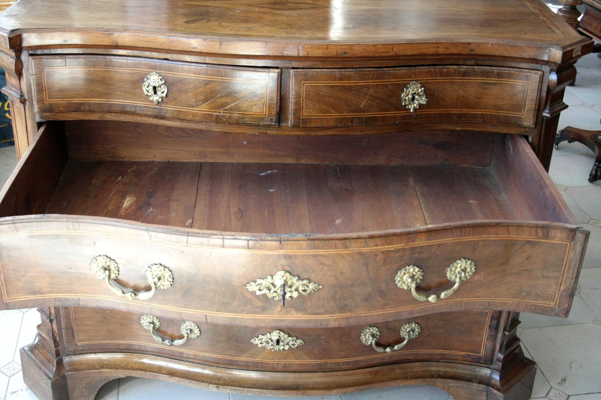 Dresser vintage in legno antico con hardware in ottone, design casa elegante