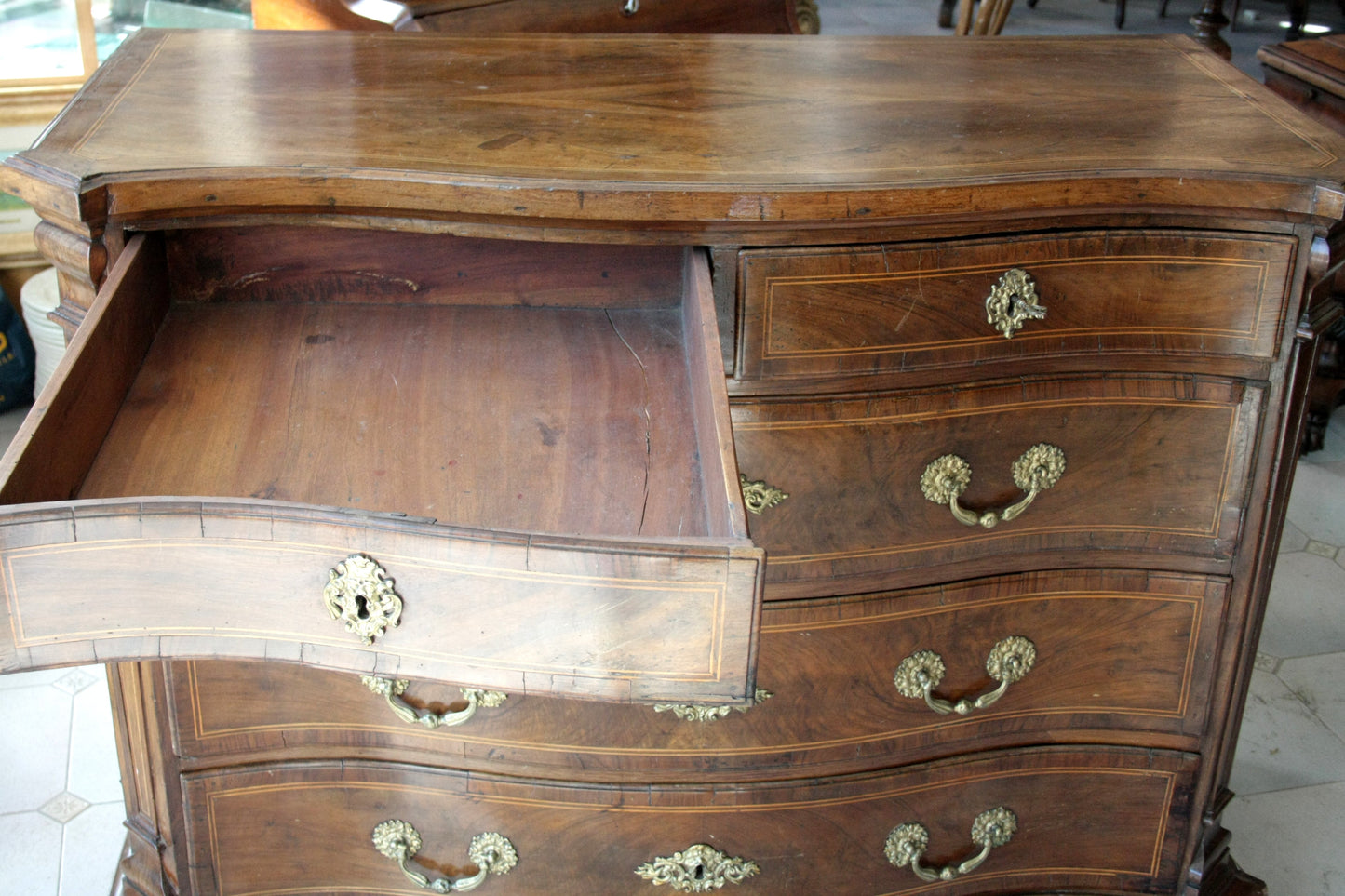 Dresser vintage in legno antico con hardware in ottone e design casa elegante