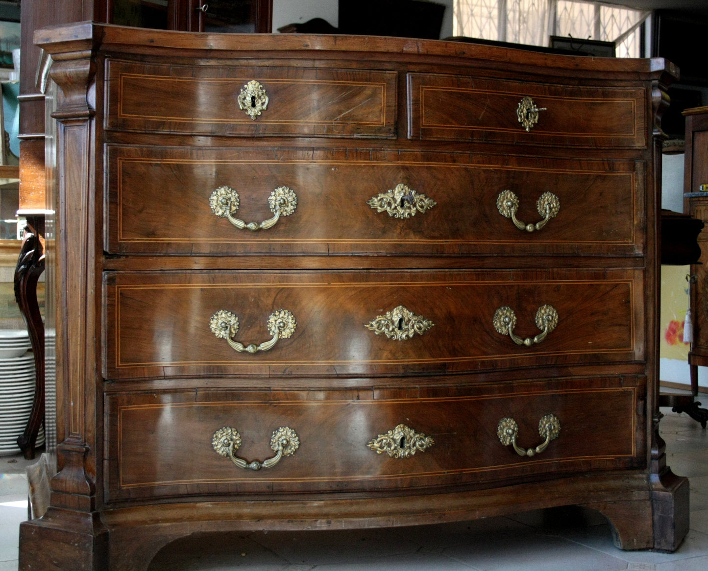 Dresser vintage in legno antico con maniglie in ottone, perfetto per il design casa
