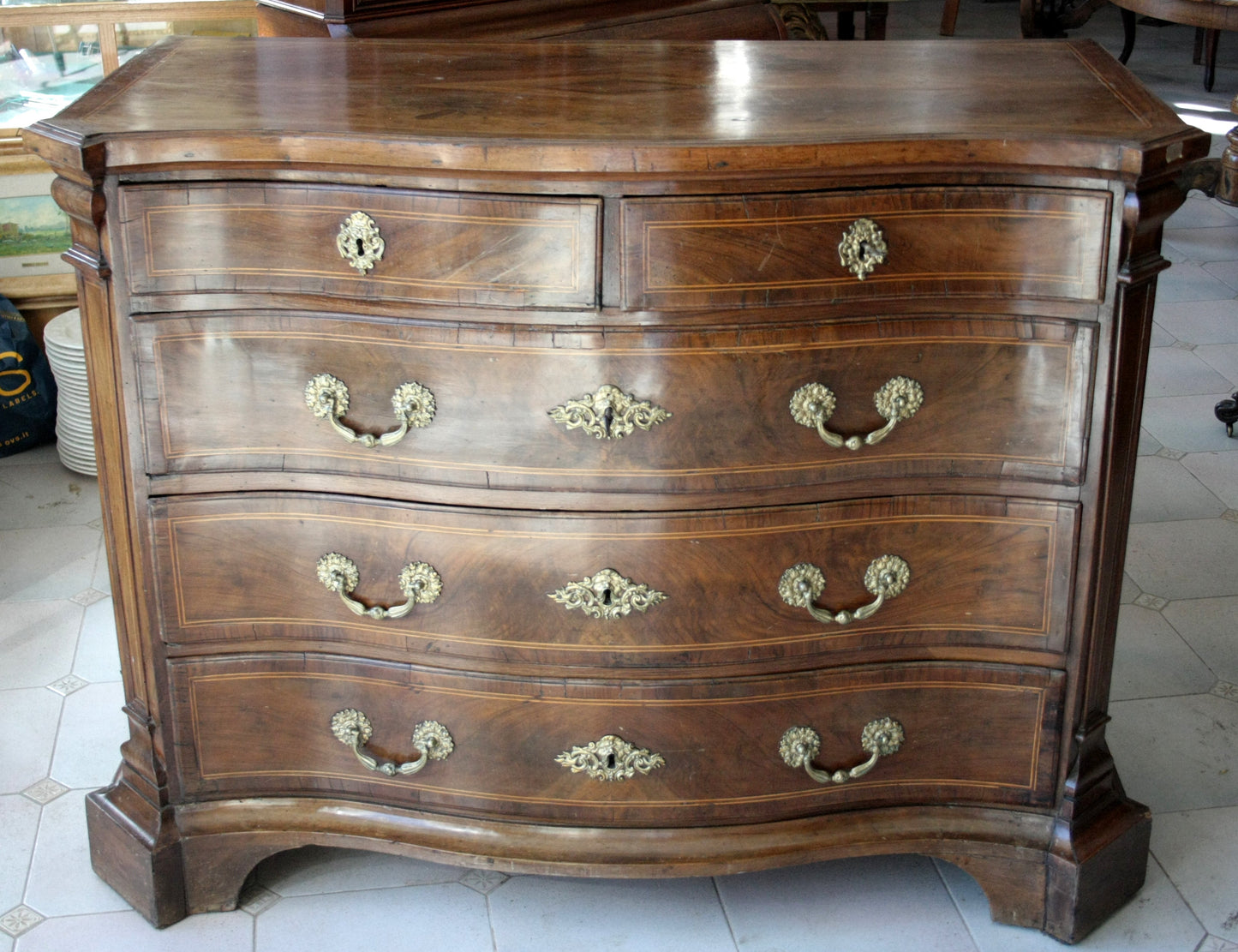 Commode vintage in legno antico con hardware in ottone per casa e design elegante