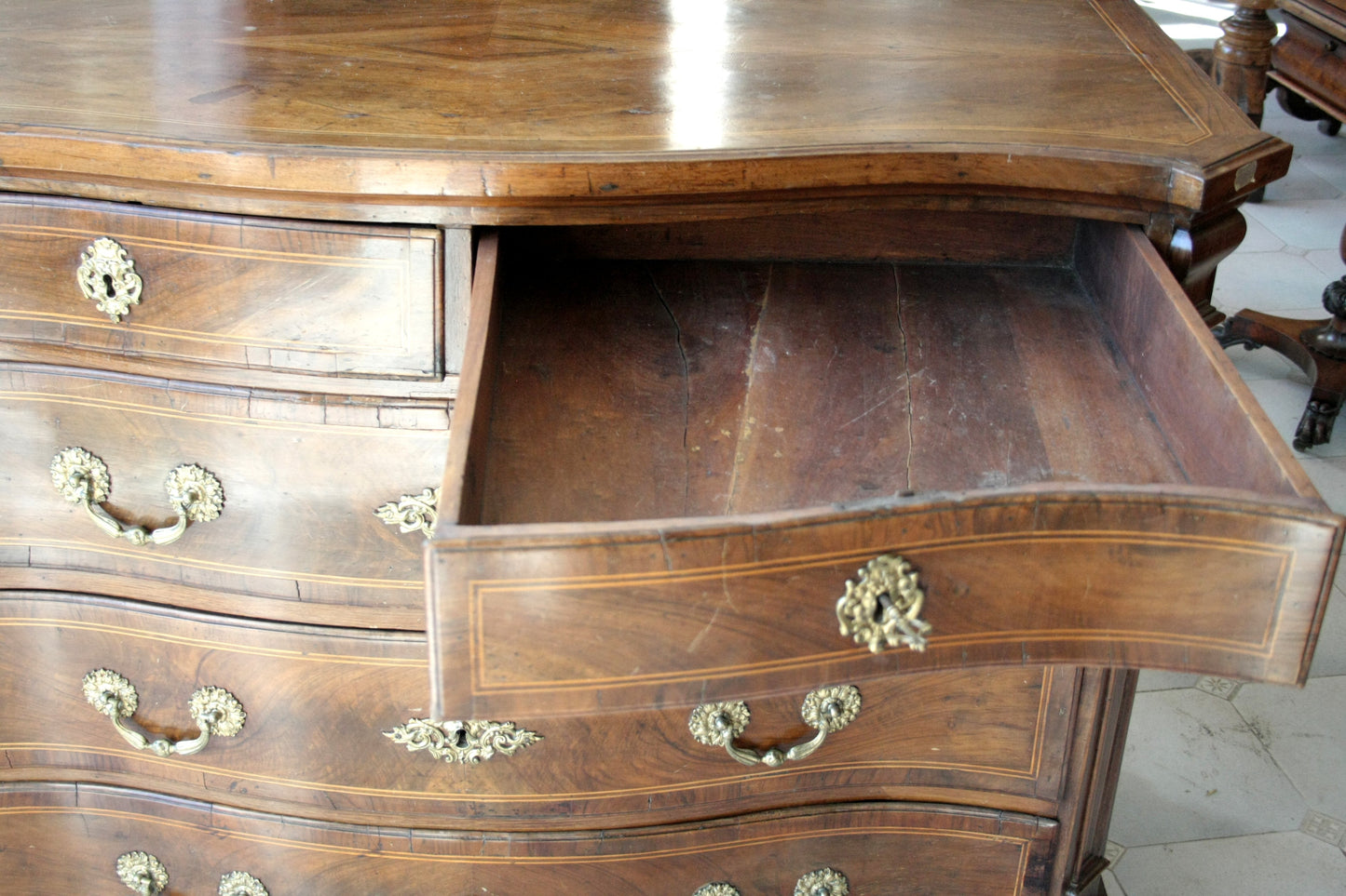Comò antico in legno vintage Canterano con cassetto aperto, design casa elegante