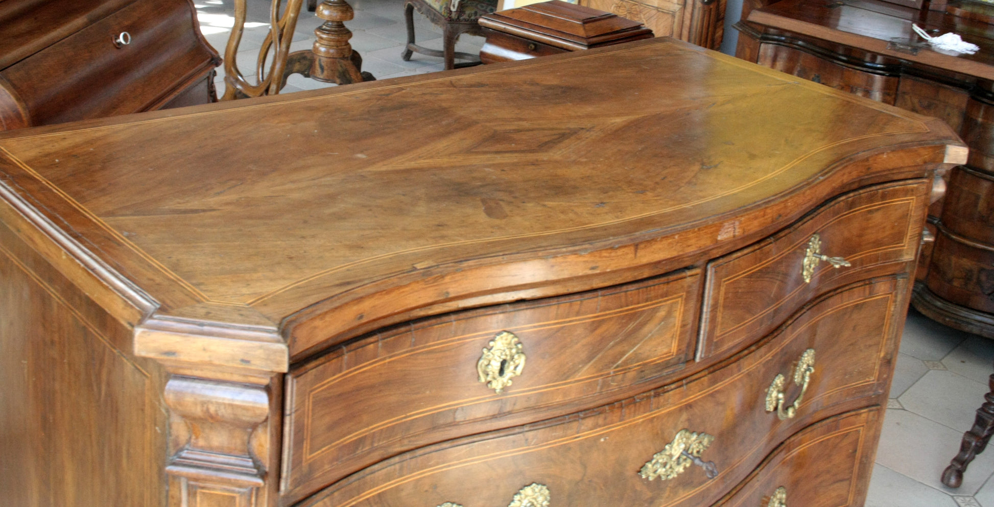Comò antico in legno vintage con hardware in ottone e piano in marqueterie, design casa