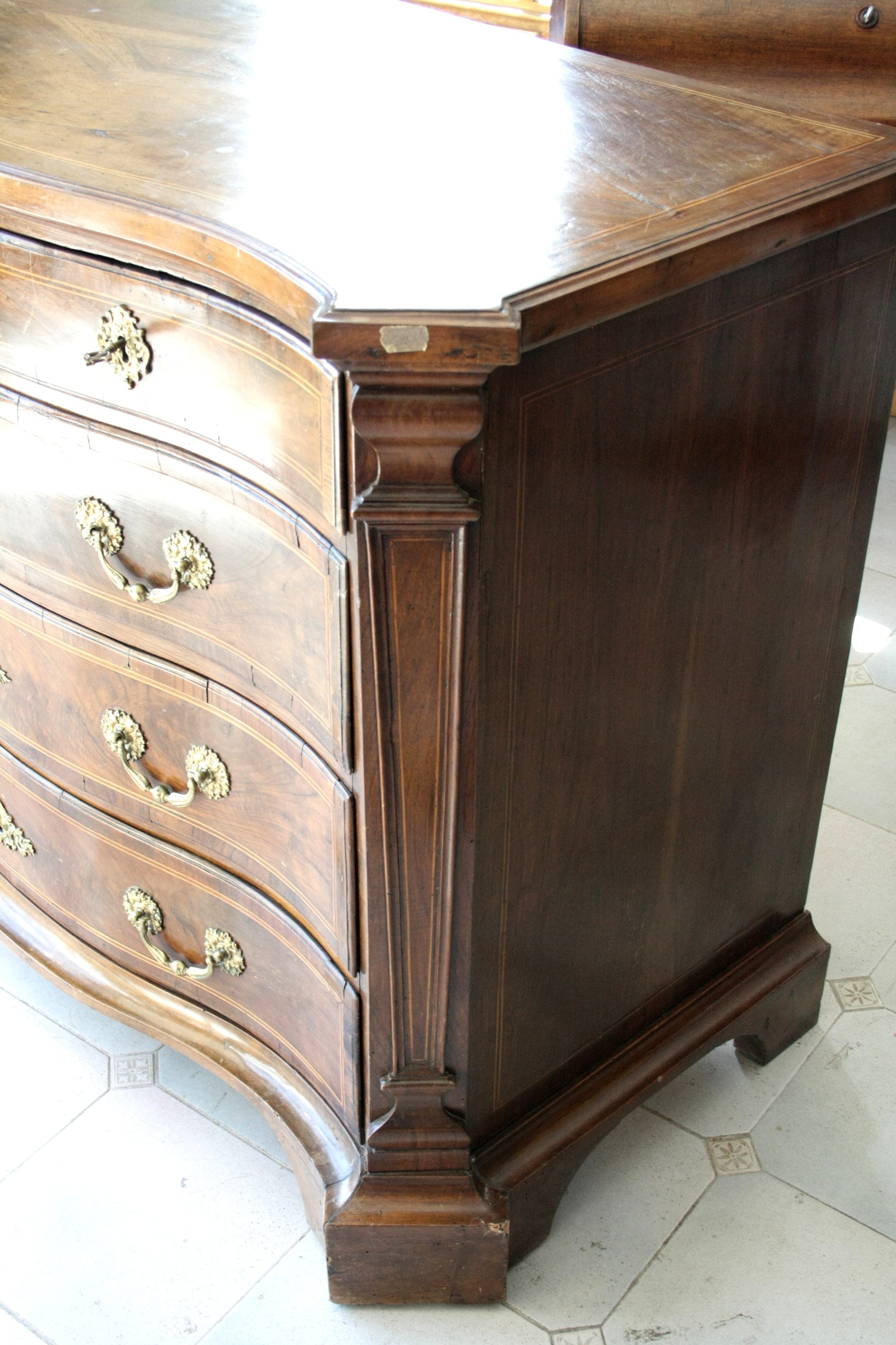 Cassettiera vintage in legno antico con hardware in ottone, perfetta per casa design
