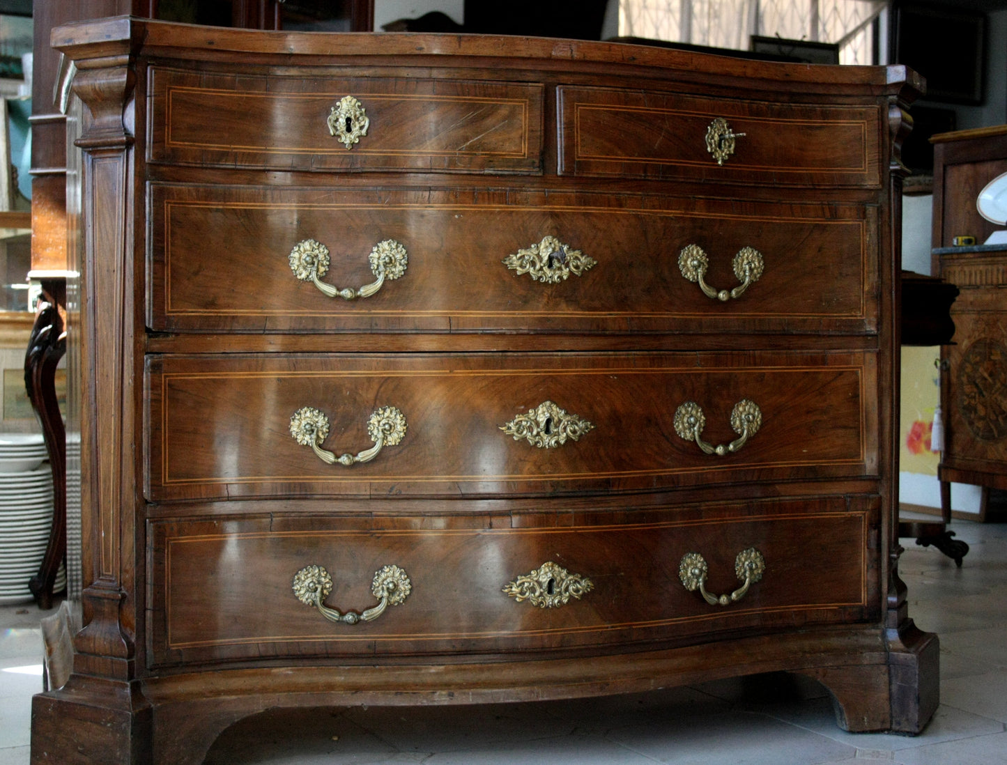 Cassettiera antica in legno vintage con hardware in ottone, perfetta per il design casa