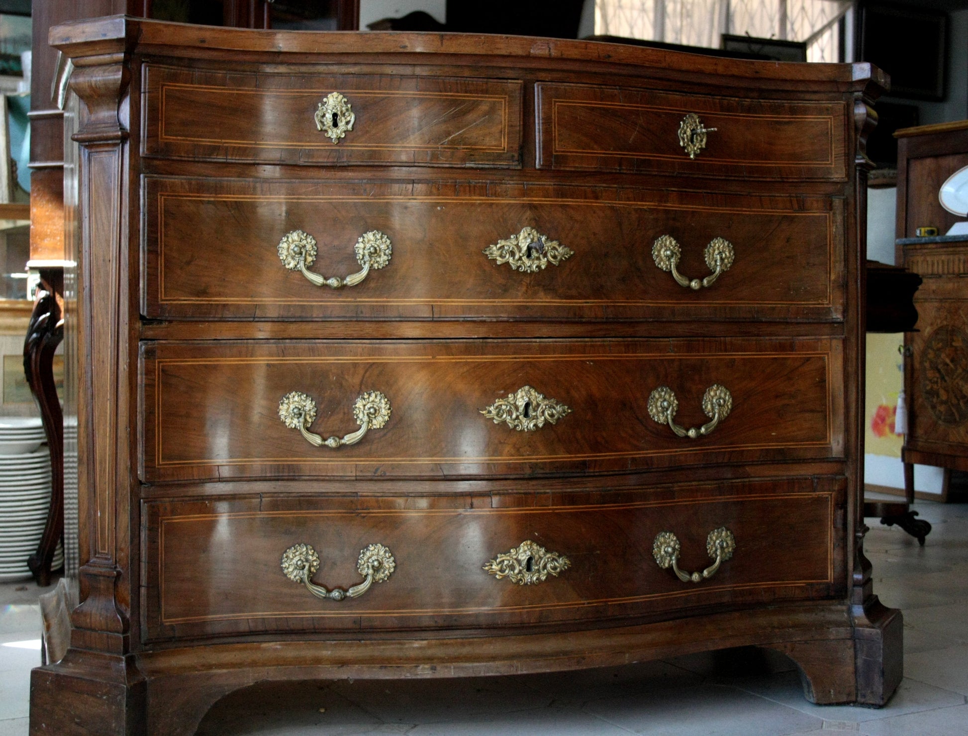 Cassettiera antica in legno vintage con hardware in ottone, perfetta per il design casa