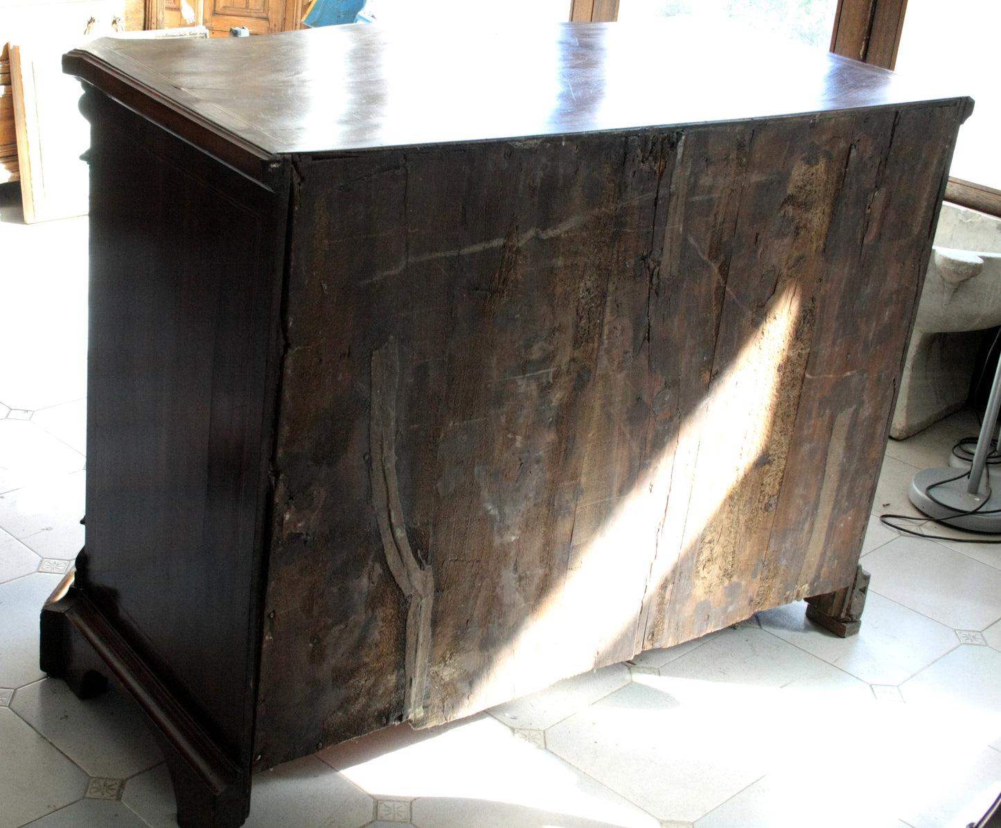 Antico baule in legno vintage con piano lucido e schiena rustica per casa design