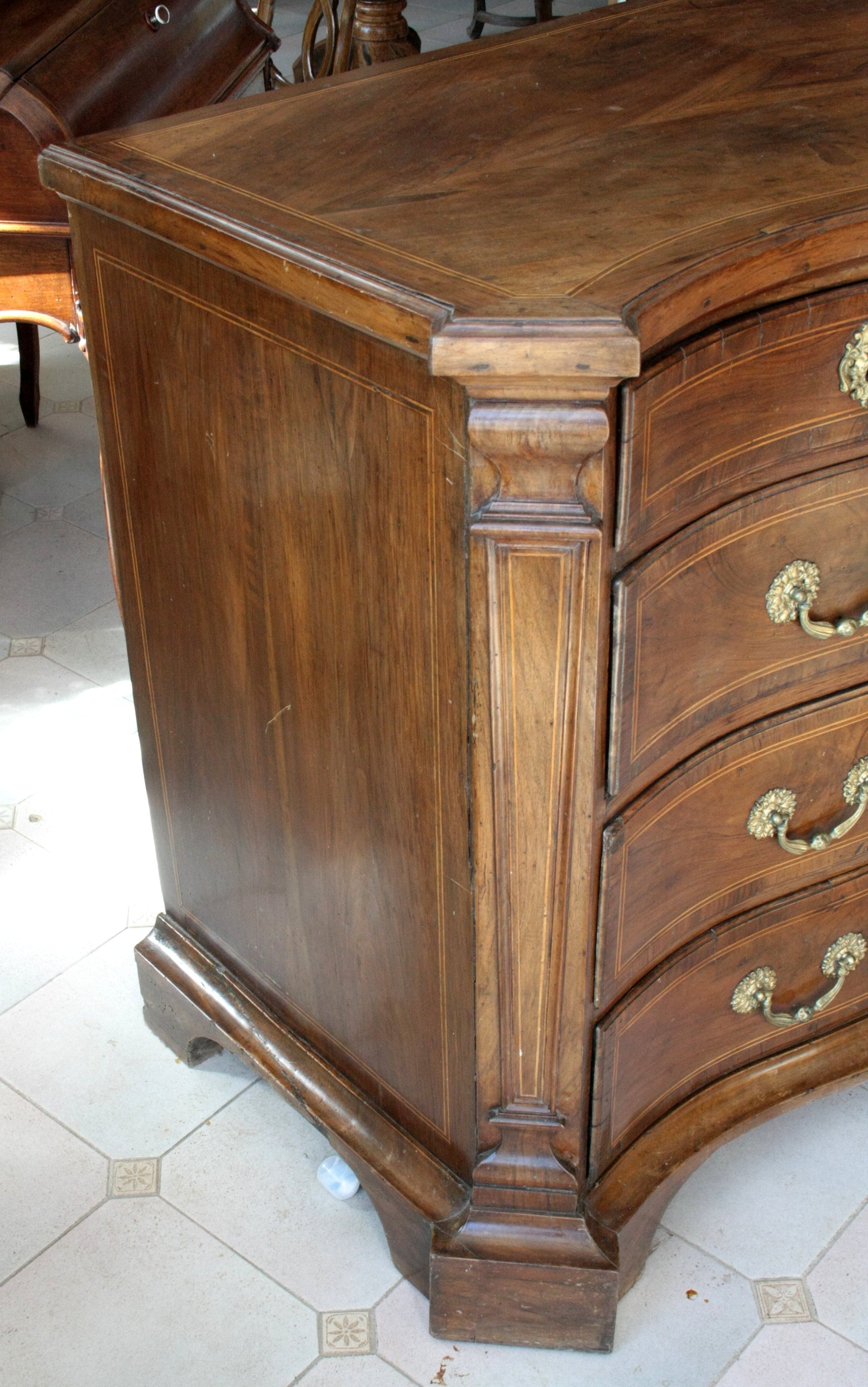 Antico cassettone in legno vintage con pomelli in ottone, design elegante per casa