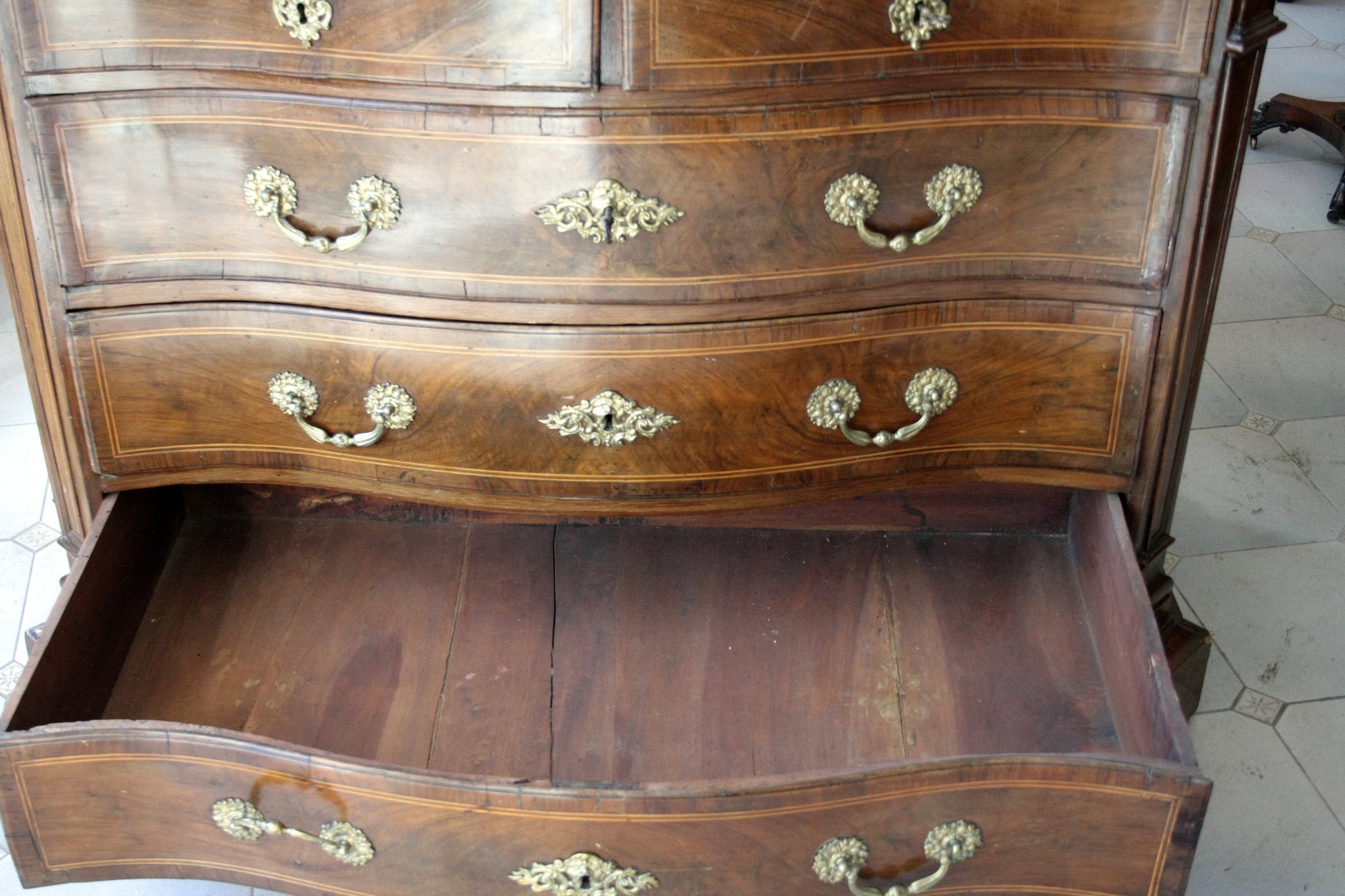 Cassettiera vintage in legno con hardware in ottone, perfetta per il design casa