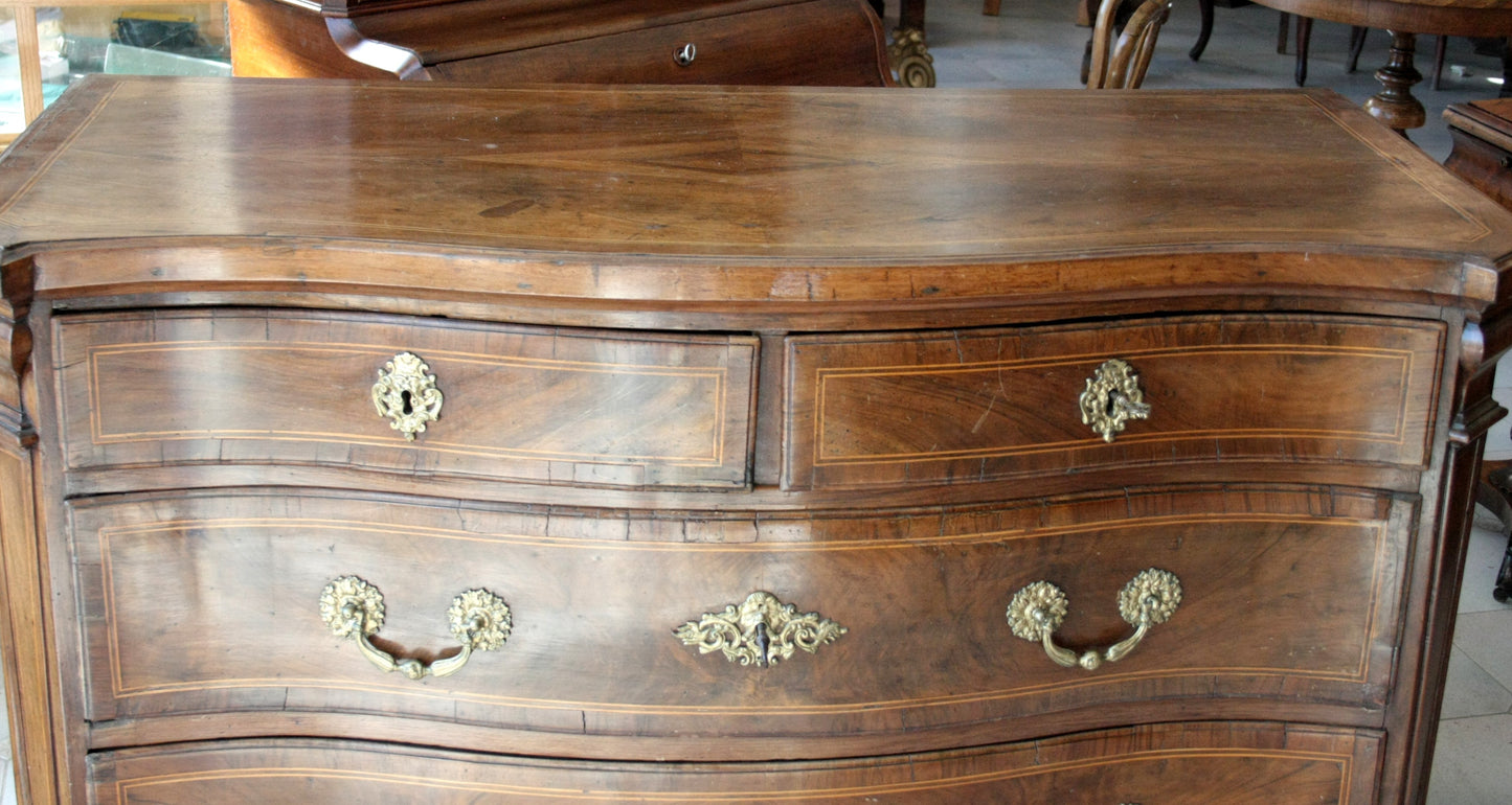 Dresser bombe in legno vintage con hardware in ottone, perfetto per il design casa
