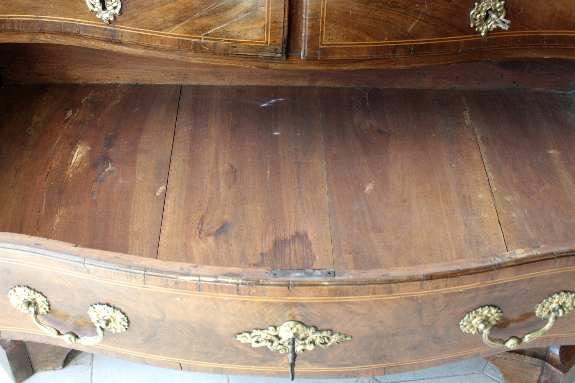 Interno di un cassettone vintage con hardware in ottone, perfetto per il design casa