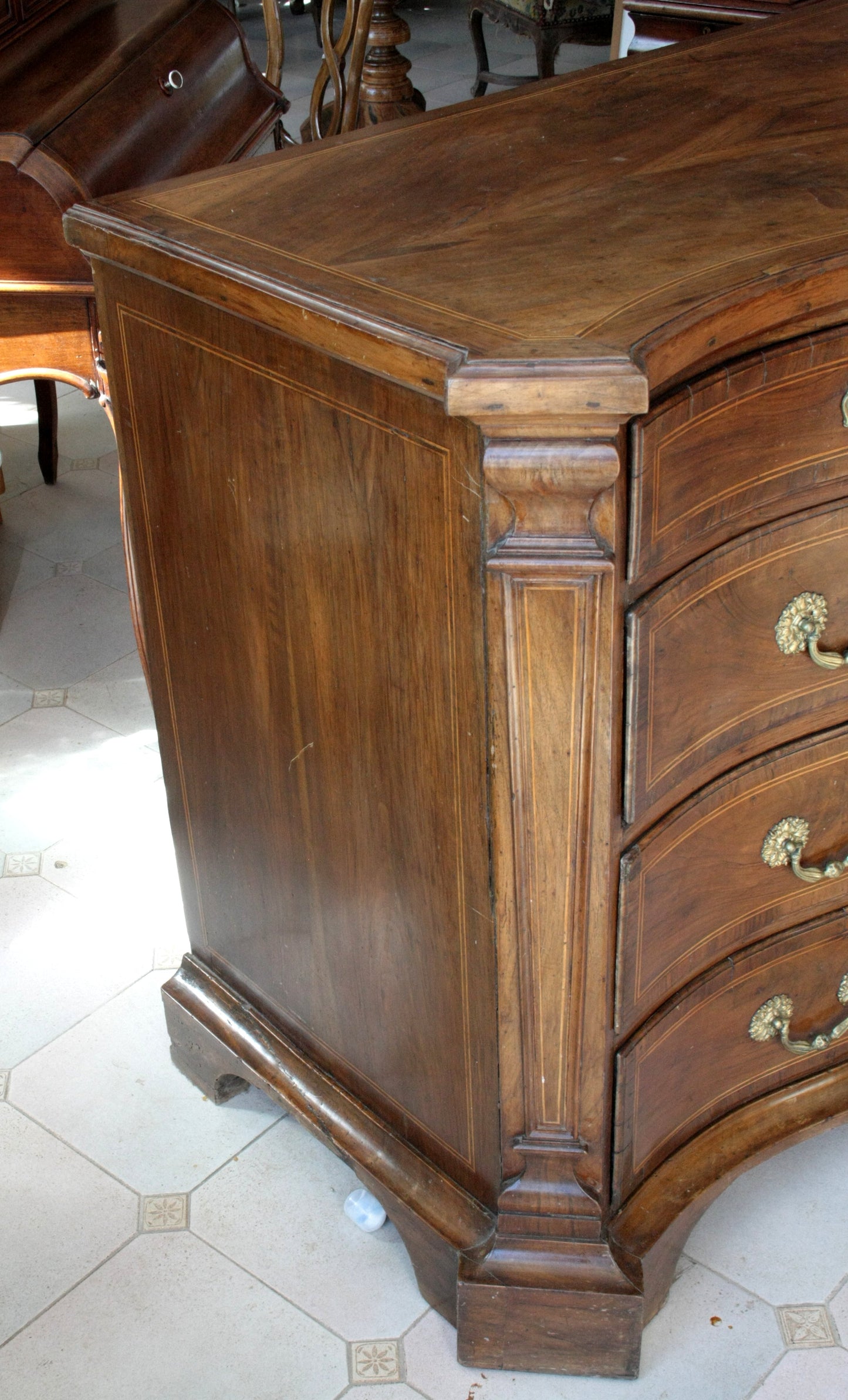 Cassettiera vintage in legno scuro con maniglie in ottone, perfetta per il design casa