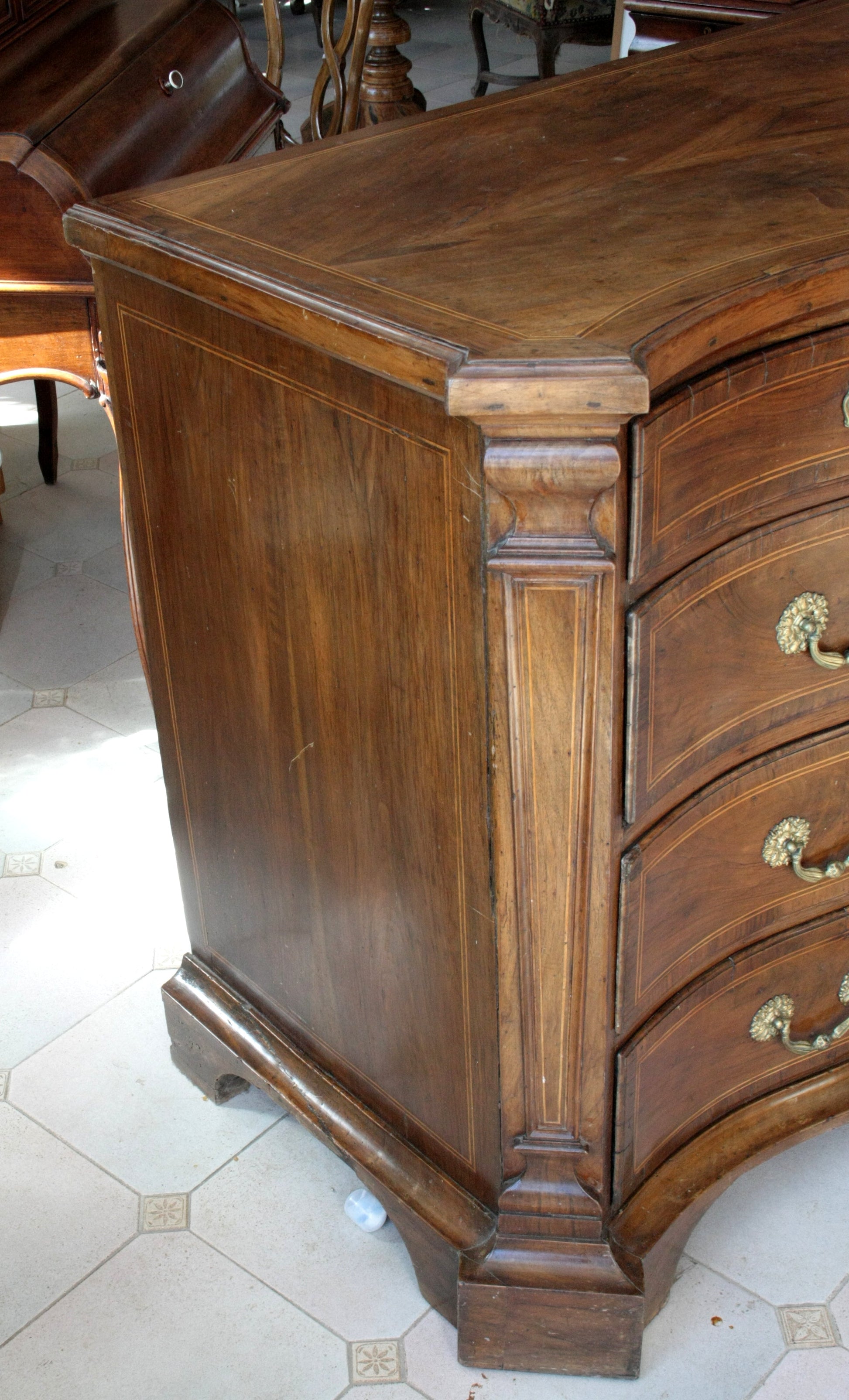 Cassettiera vintage in legno scuro con maniglie in ottone, perfetta per il design casa