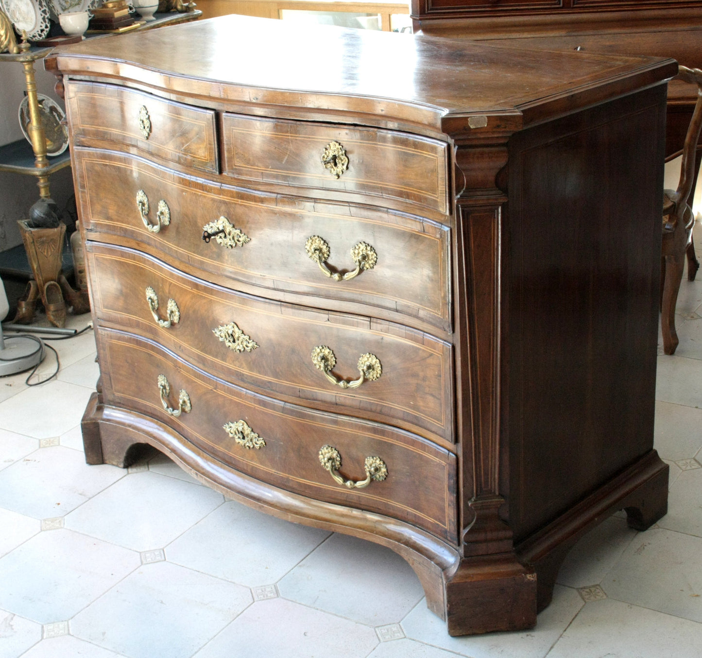 Cassettiera vintage in legno scuro serpentino con hardware in ottone per casa design