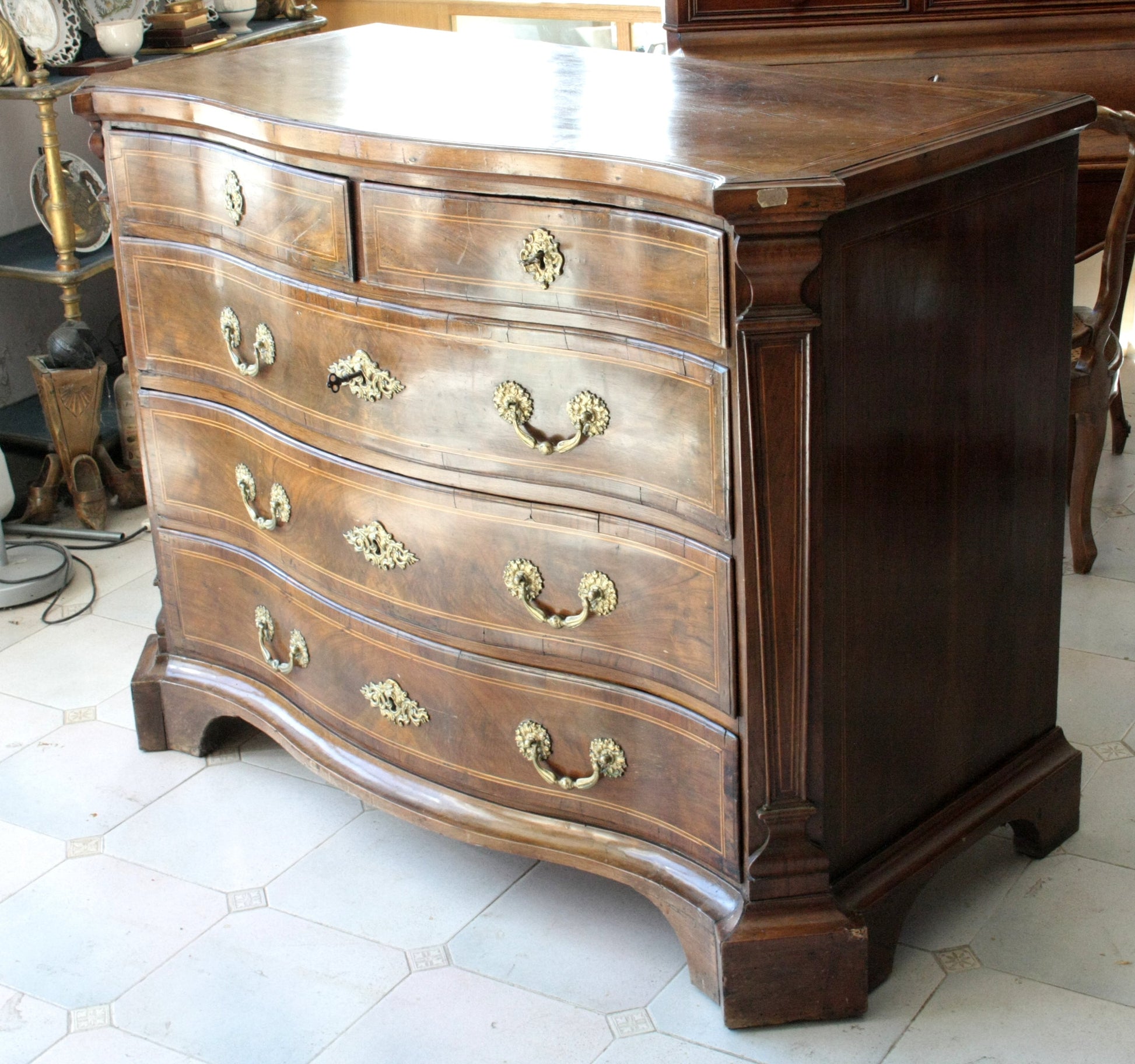 Cassettiera vintage in legno scuro serpentino con hardware in ottone per casa design