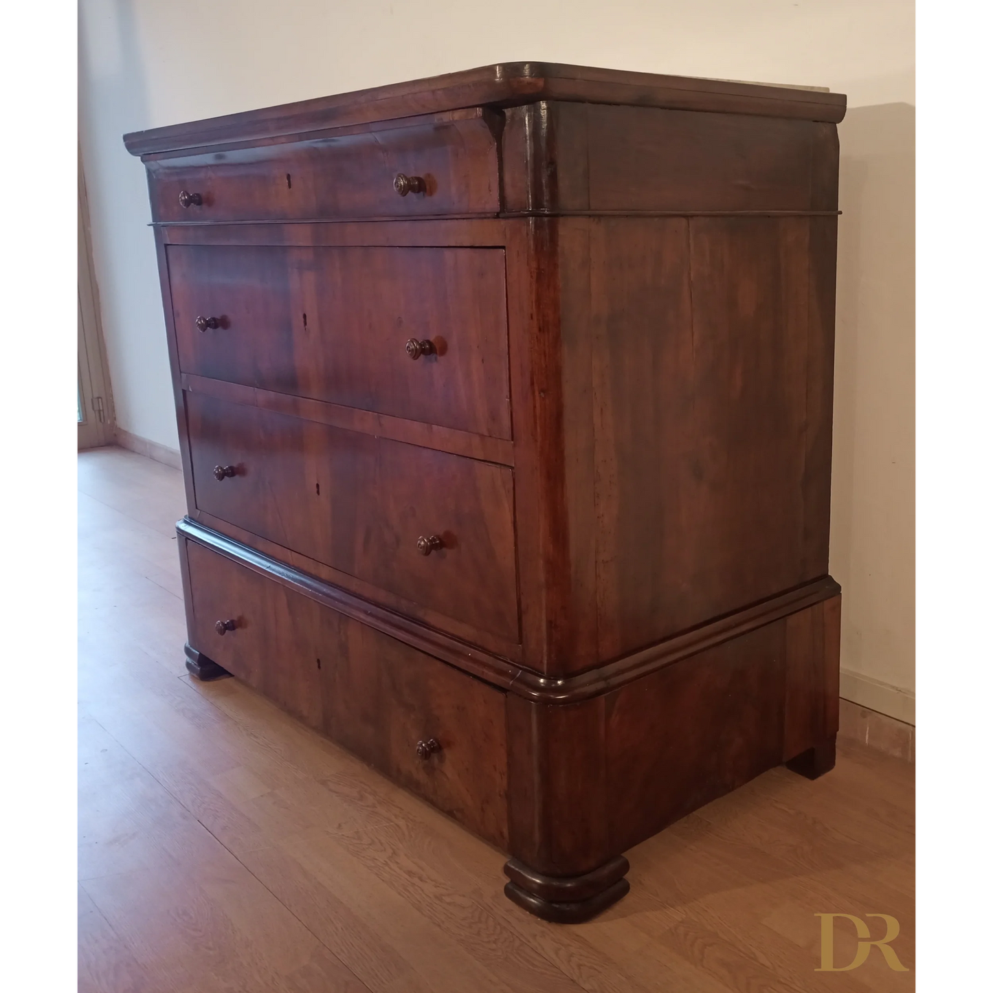 Cassettiera in legno con curve eleganti e piedi decorativi, produzione italiana XIX secolo