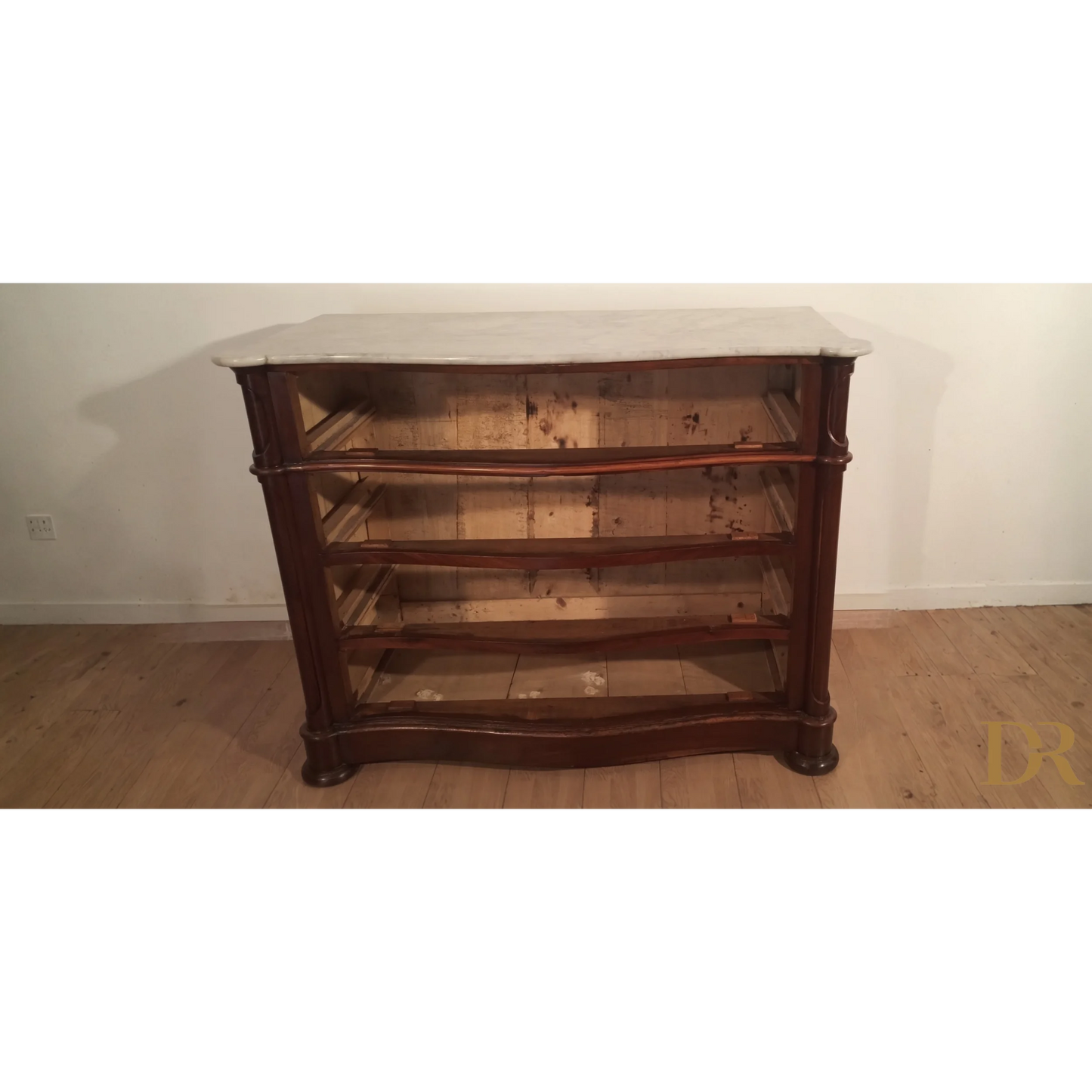 Primo piano di un ripiano in marmo bianco carrara su un Cassettone Luigi Filippo