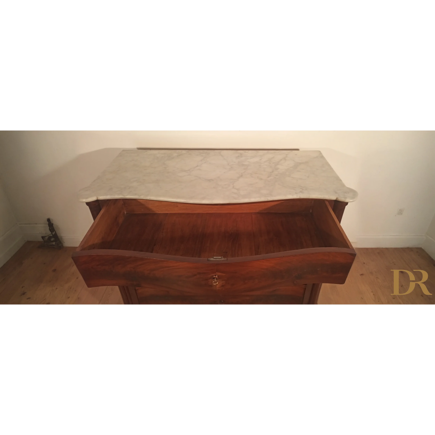 Cassettiera Luigi Filippo in piuma di mogano con ripiano in marmo bianco Carrara