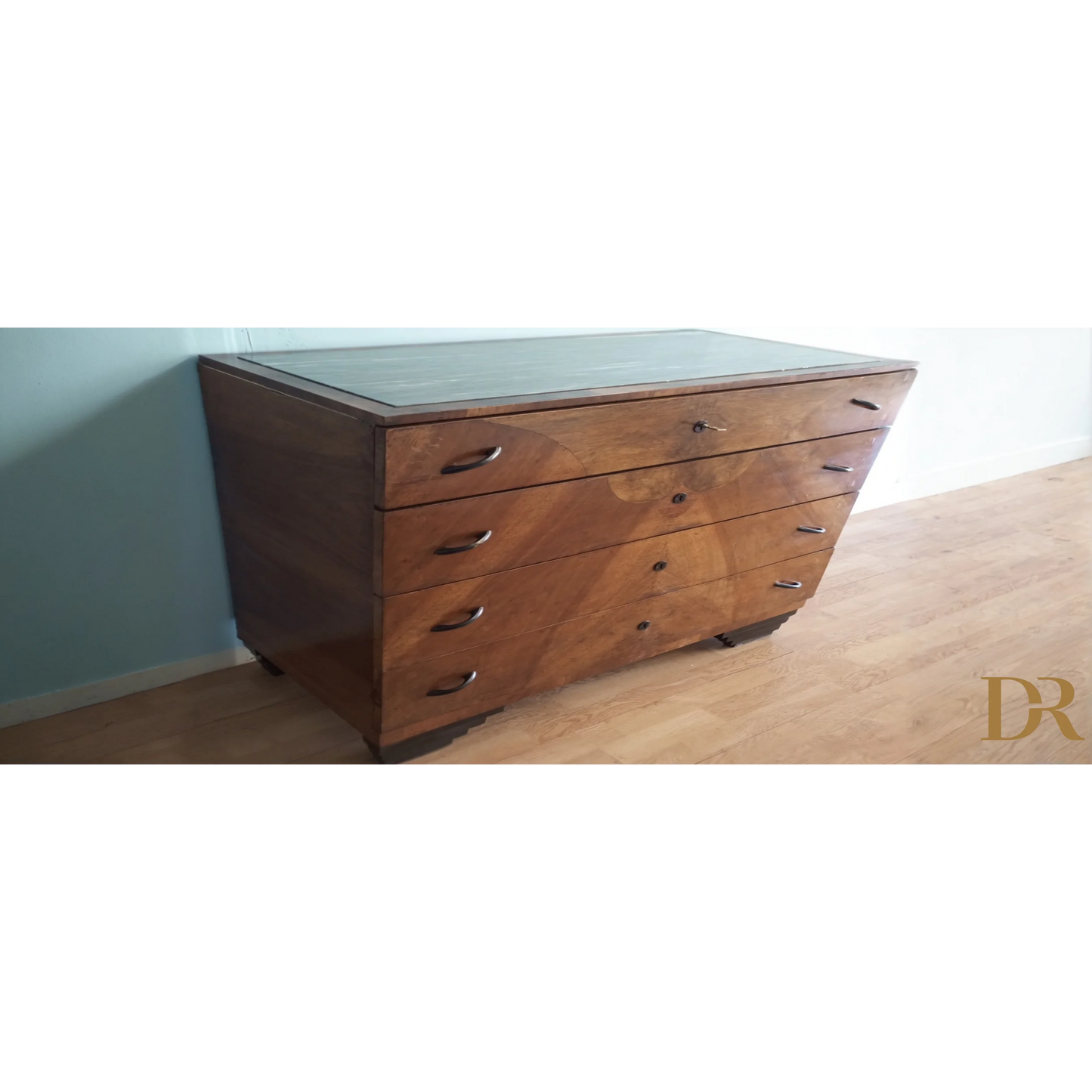 Cassettiera legno vintage con quattro cassetti e maniglie in metallo per camera letto