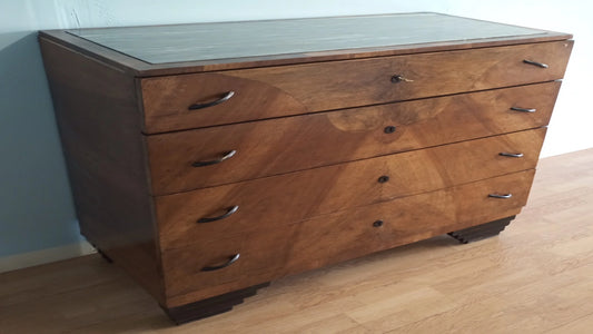 Cassettiera legno vintage con quattro cassetti e maniglie curve ideale per camera letto in stile legno vintage