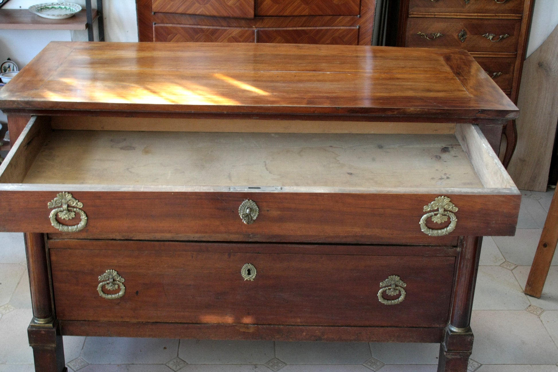 Comò Impero Napoletano vintage per casa con design elegante e cassetti aperti
