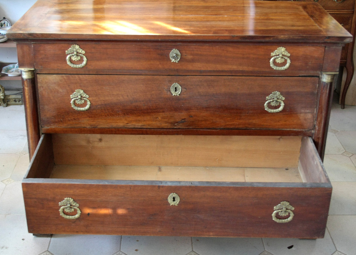 Comò impero napoletano vintage per casa con design elegante e maniglie in ottone