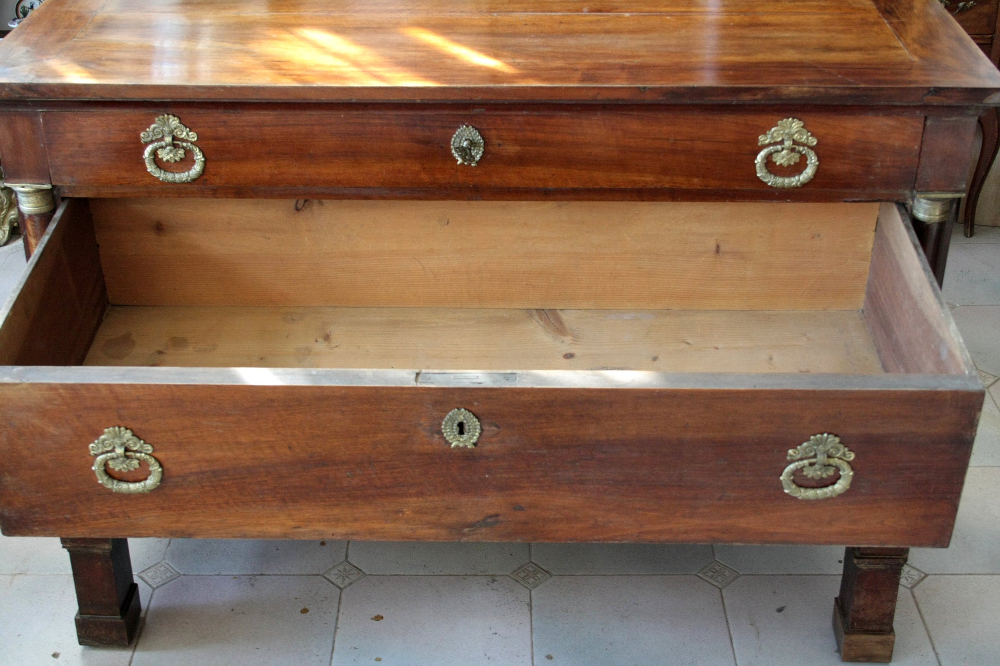 Comò impero napoletano vintage per casa con design elegante e maniglie in ottone
