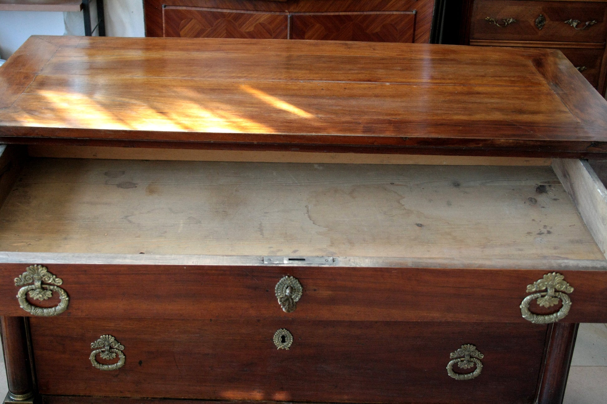 Comò impero napoletano vintage in legno con hardware in ottone per casa e design
