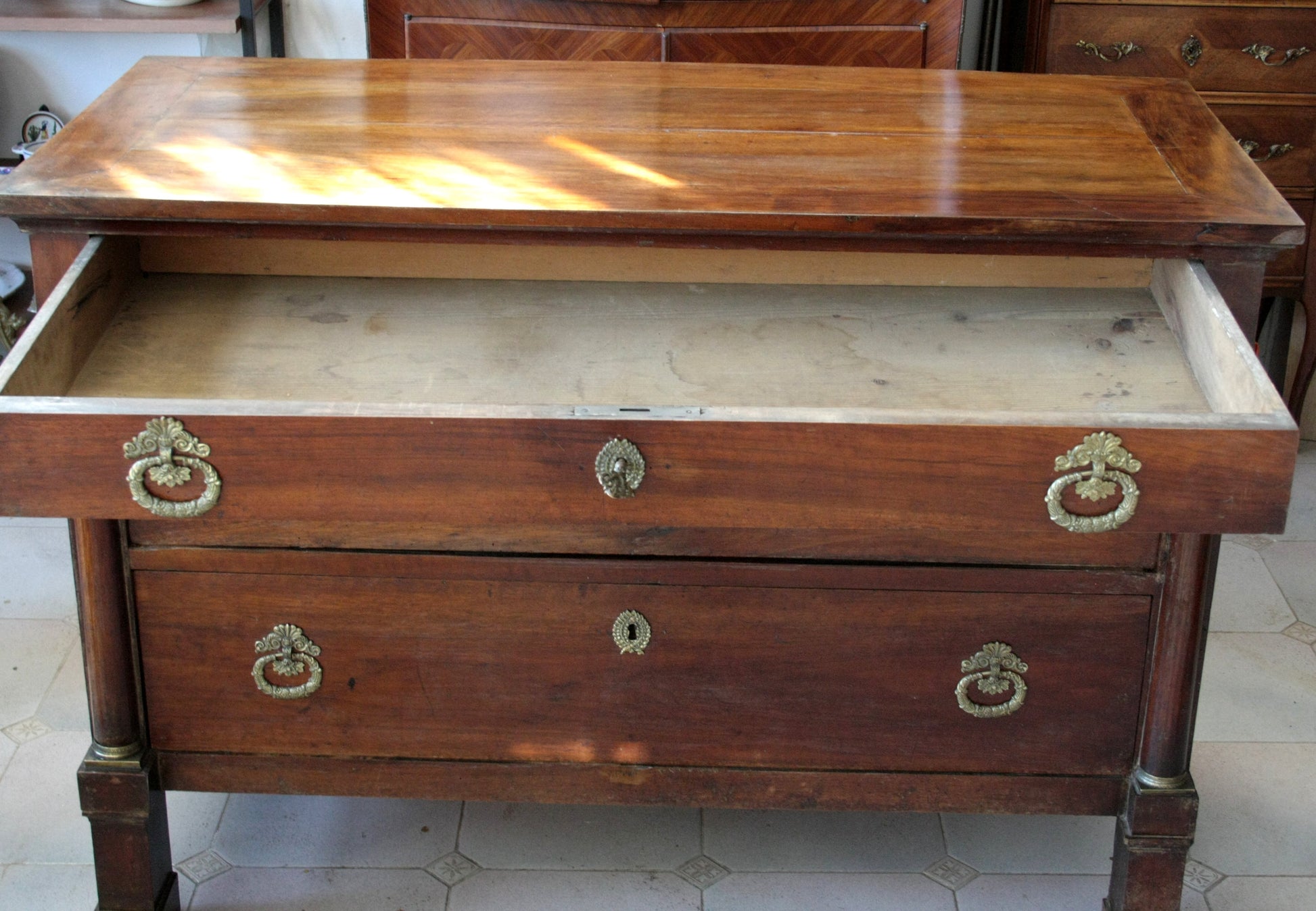 Comò impero napoletano vintage per casa con design elegante e hardware in ottone