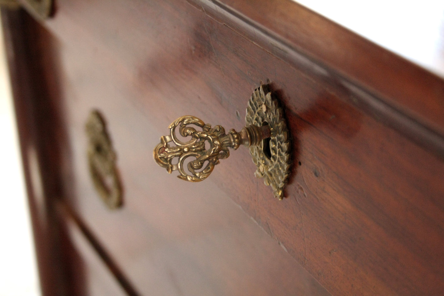 Chiave antica in ottone ornato nel design vintage per la casa Comò Impero Napoletano