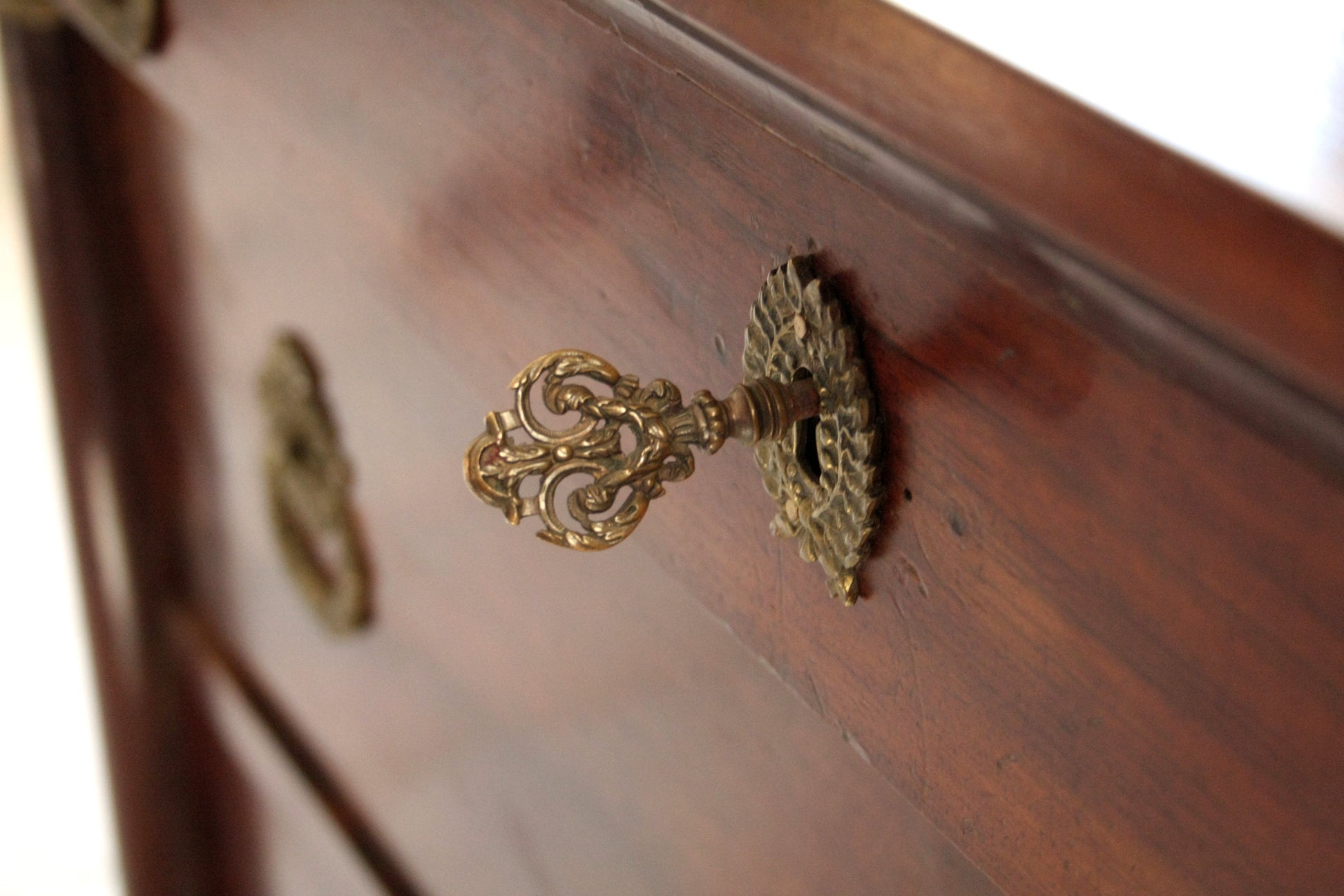 Chiave antica in ottone ornato nel design vintage per la casa Comò Impero Napoletano