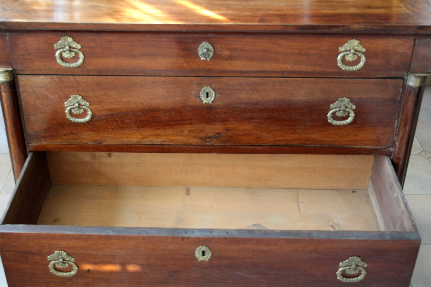 Comò impero napoletano vintage con tre cassetti in legno e maniglie in ottone per la casa