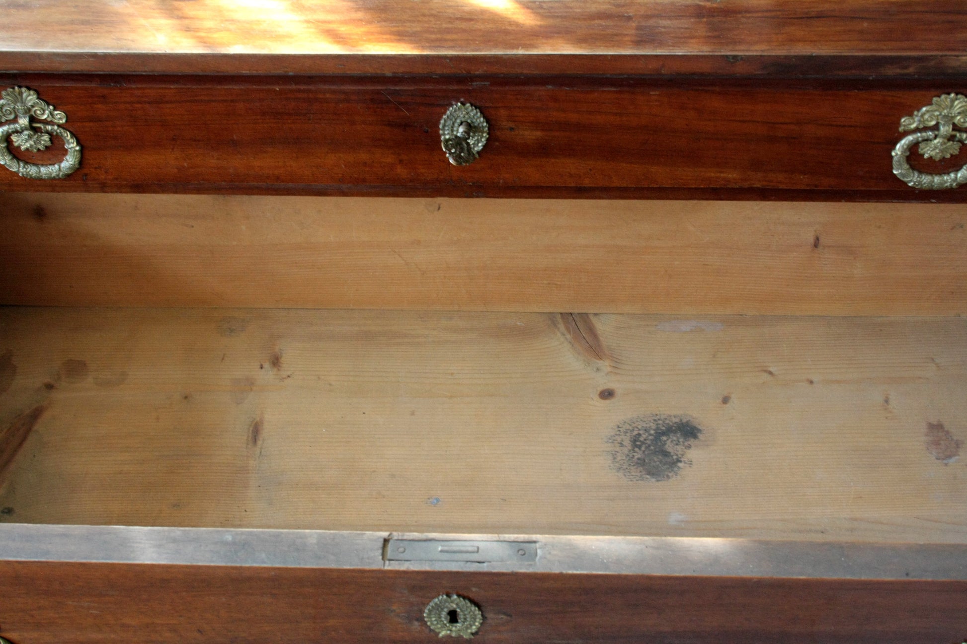 Cassetto aperto in legno antico con hardware in ottone, perfetto per casa vintage design