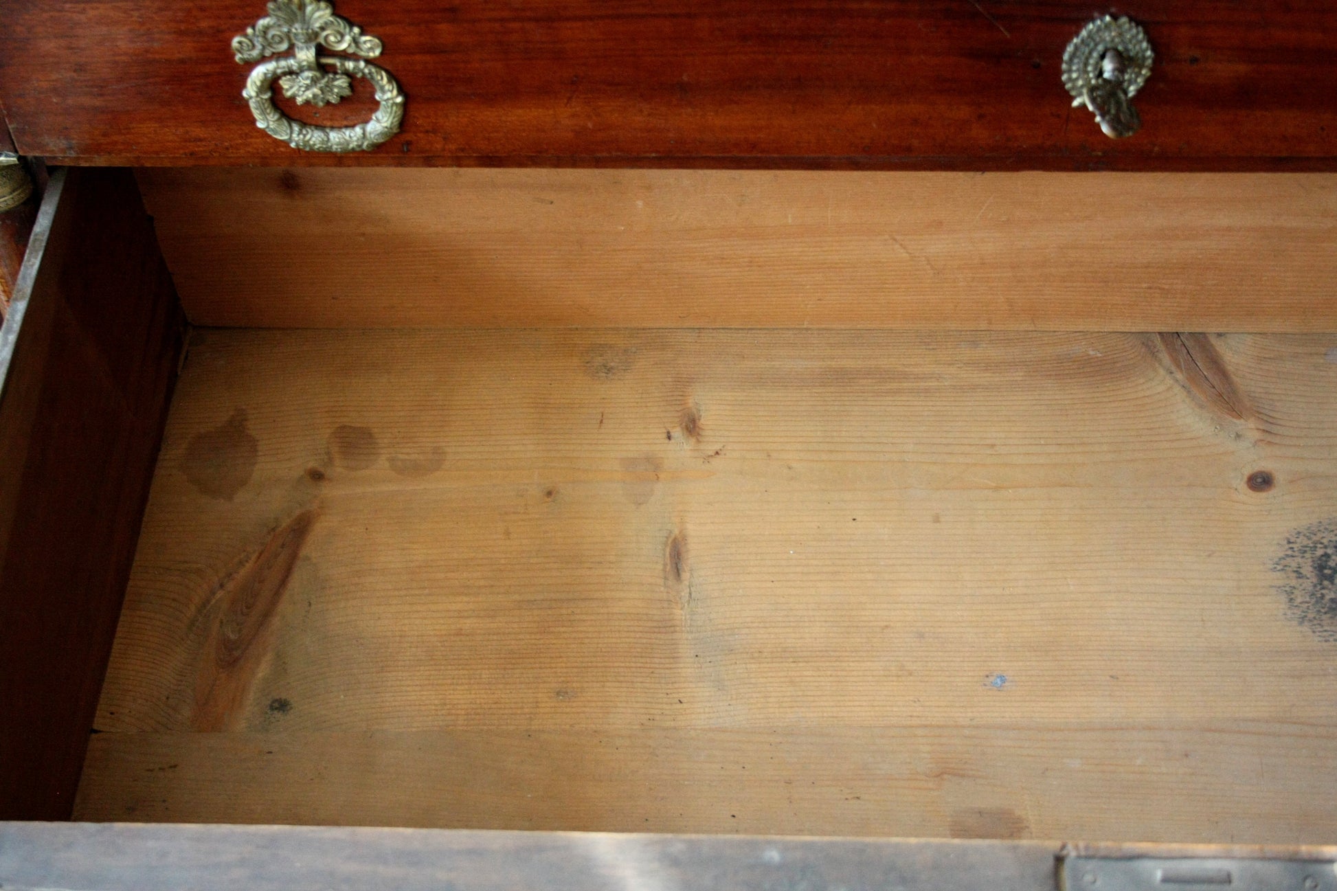 Cassetto aperto in legno con hardware in ottone, design vintage per casa elegante