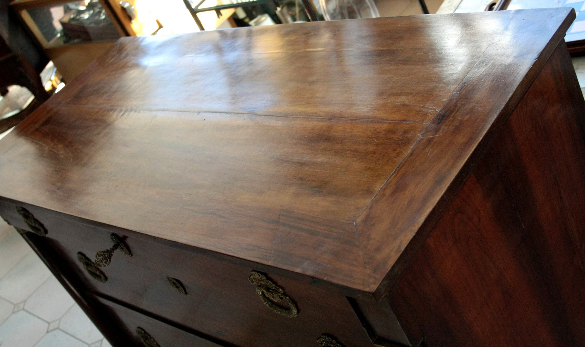 Comò impero napoletano vintage in legno con finitura lucida e hardware in ottone, perfetto per casa e design