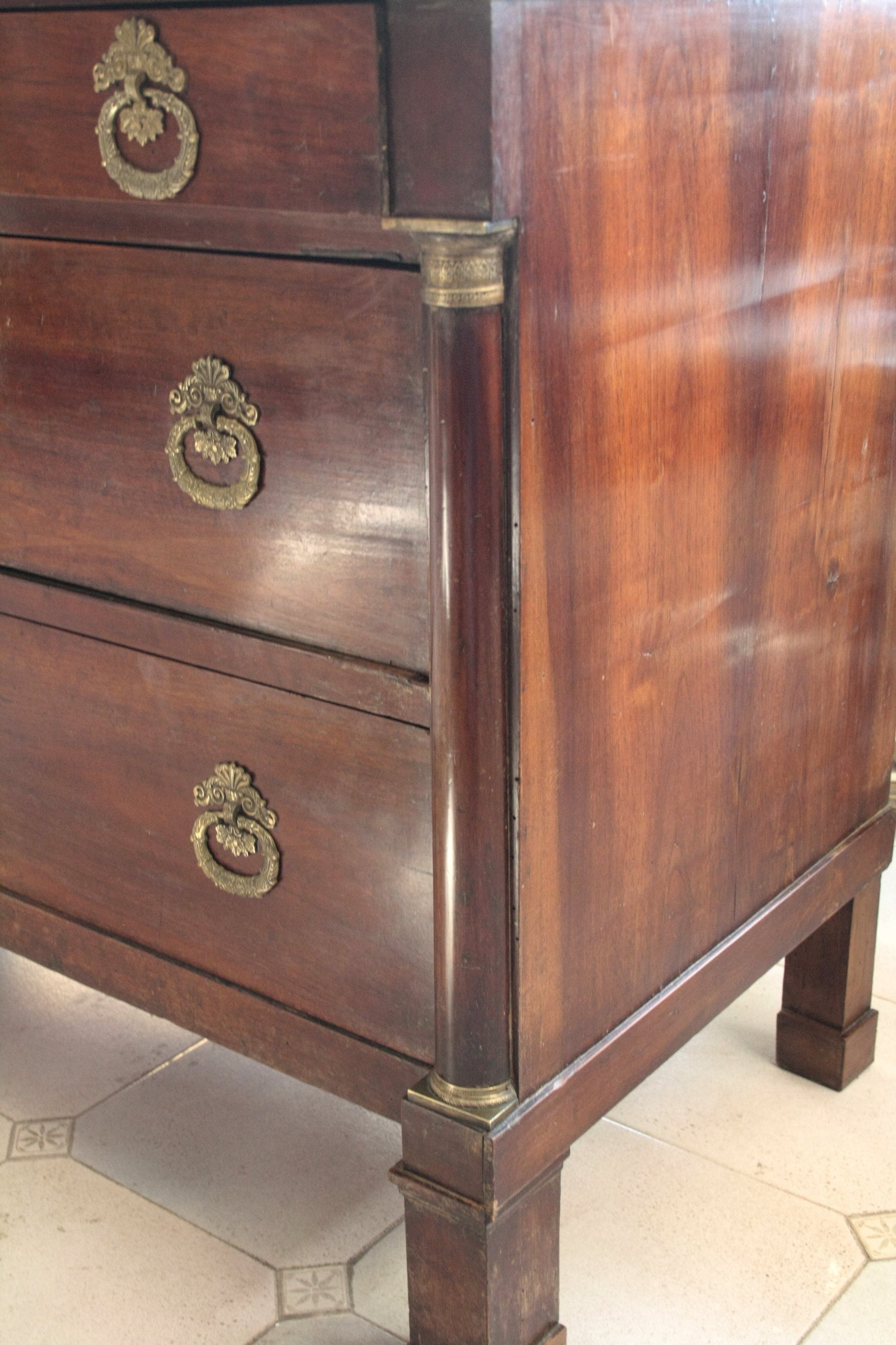 Comò Impero Napoletano vintage per casa, design elegante con maniglie in ottone