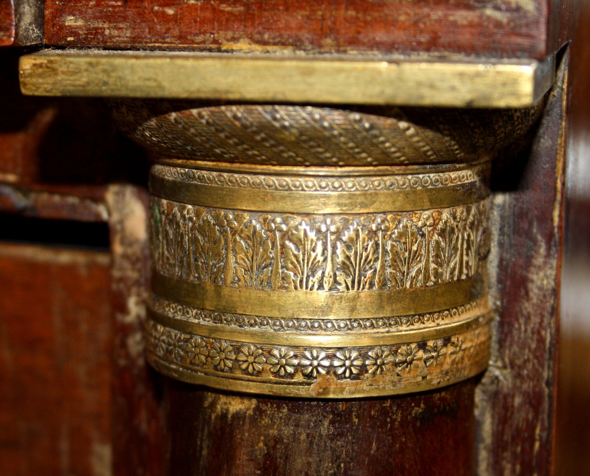 Supporto colonna in ottone ornato con motivi floreali per un design vintage casa